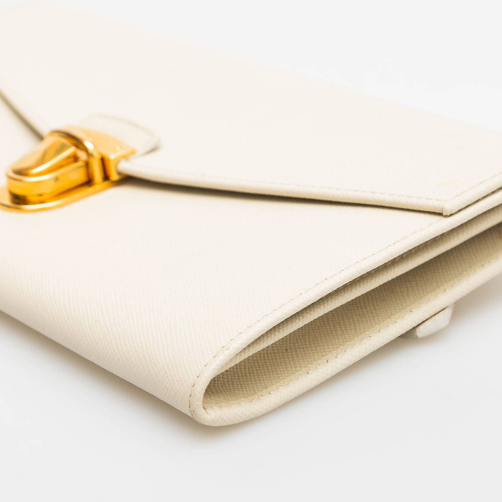 Клатч бежевого цвета Prada - фото из каталога магазина брендовой одежды Second Friend Store Клатч Prada - купить оригинал в секонд-хенде SFS - 5