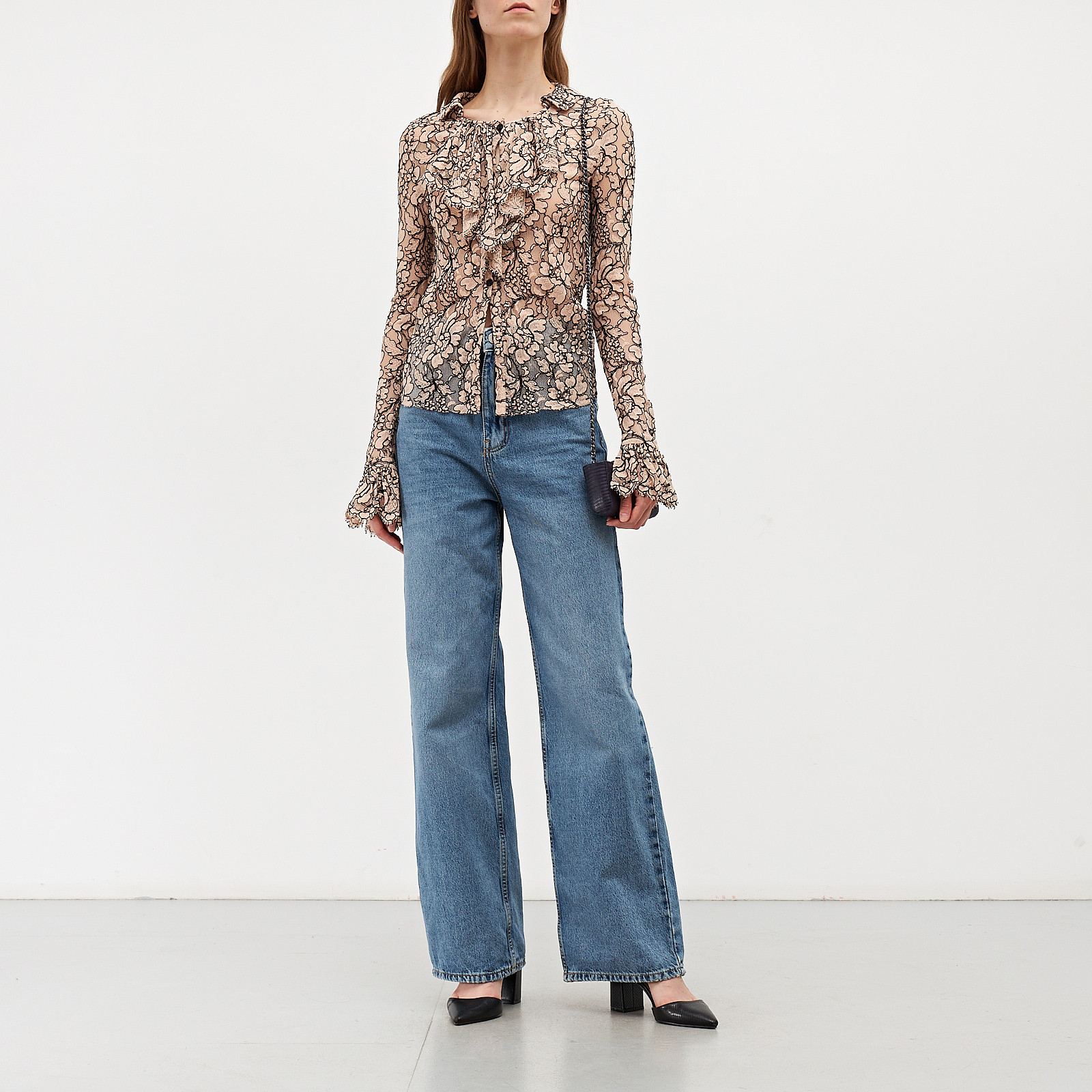 Блуза бежевого цвета Chanel - фото из каталога магазина брендовой одежды Second Friend Store Блуза Chanel - купить оригинал в секонд-хенде SFS - 2