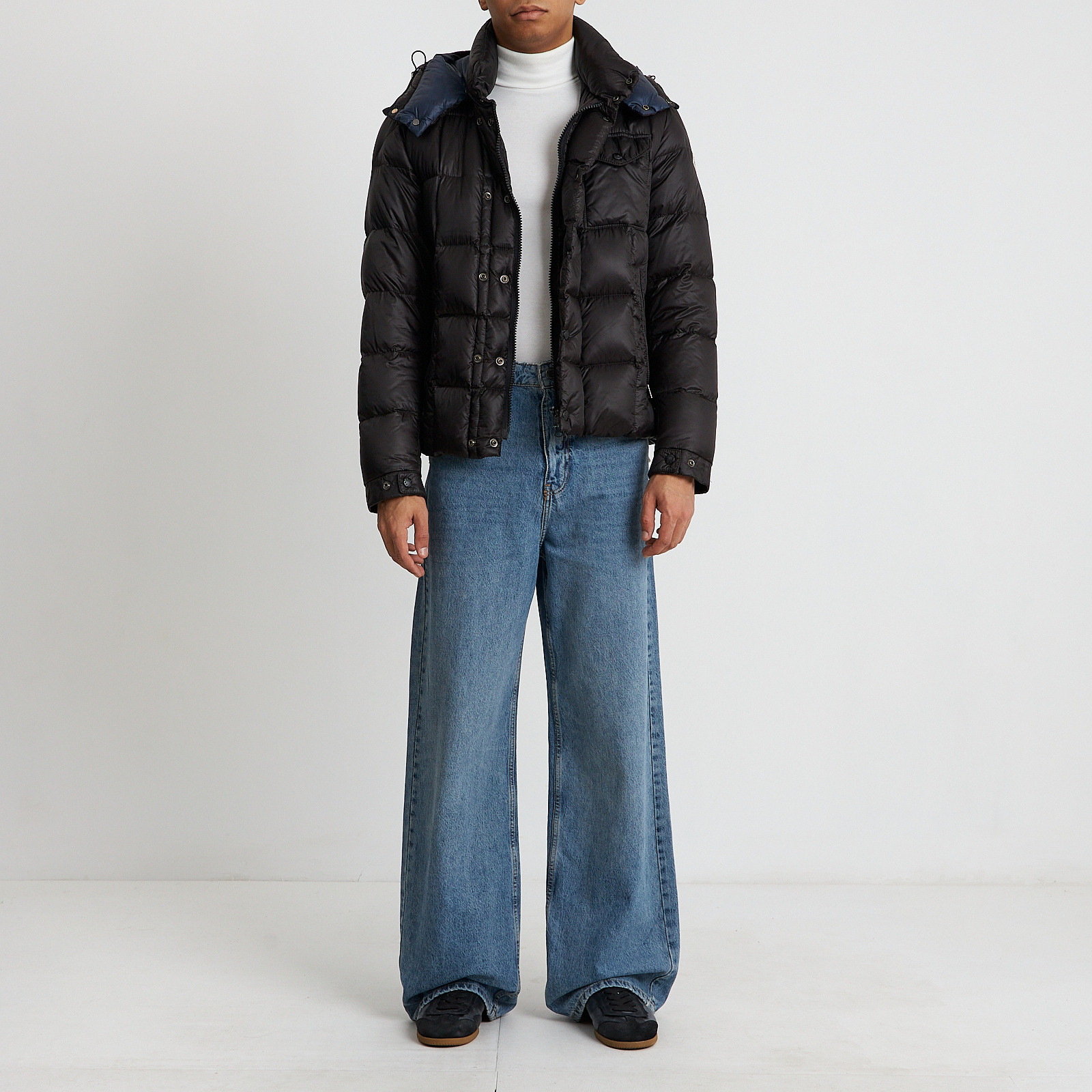 Пуховик черного цвета Moncler - фото из каталога магазина брендовой одежды Second Friend Store Пуховик Moncler - купить оригинал в секонд-хенде SFS - 2