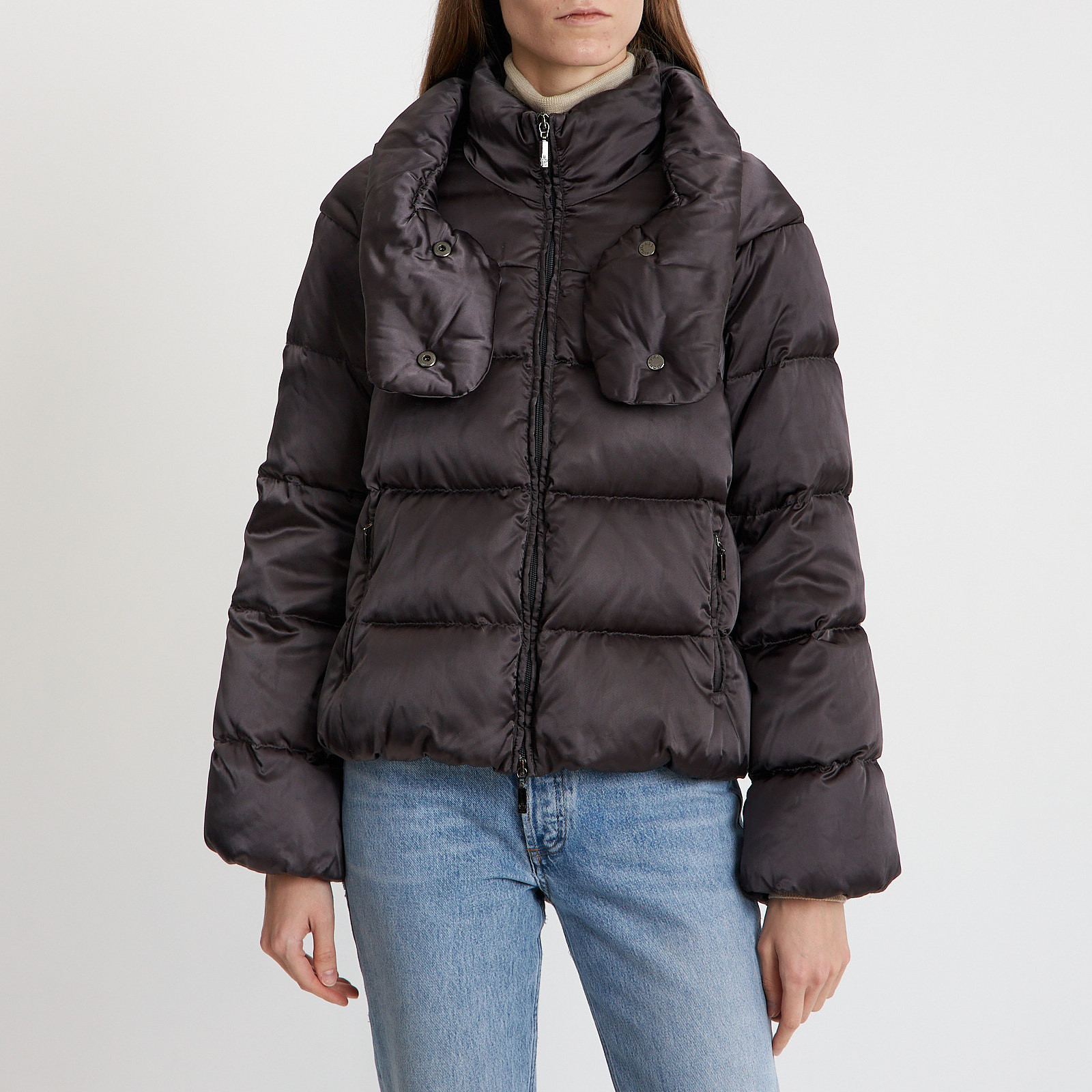 Пуховик серого цвета Moncler - фото из каталога магазина брендовой одежды Second Friend Store Пуховик Moncler - купить оригинал в секонд-хенде SFS - 1