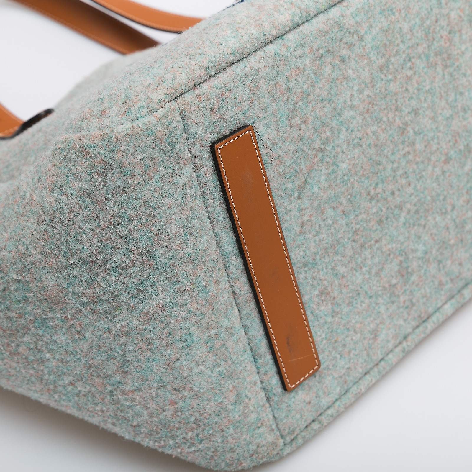 Сумка серого цвета JW Anderson - фото из каталога магазина брендовой одежды Second Friend Store Сумка JW Anderson - купить оригинал в секонд-хенде SFS - 4