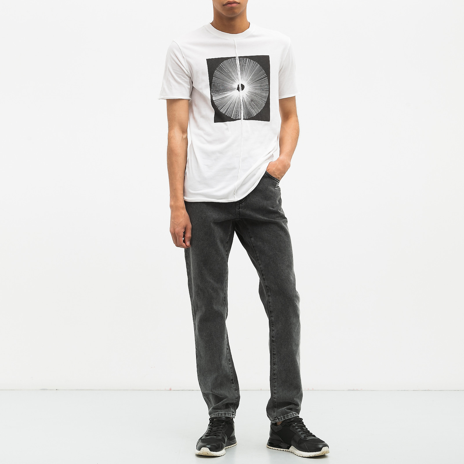 Футболка белого цвета Damir Doma - фото из каталога магазина брендовой одежды Second Friend Store Футболка Damir Doma - купить оригинал в секонд-хенде SFS - 2