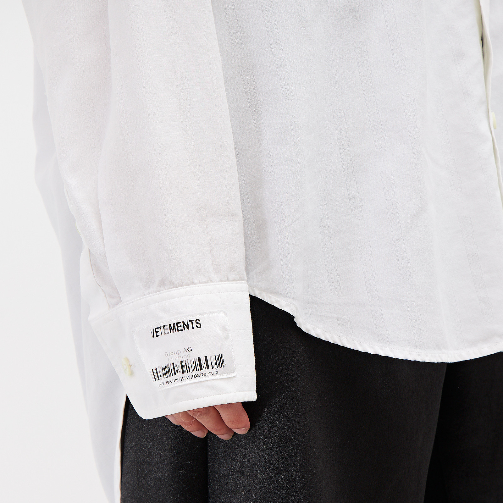 Рубашка белого цвета Vetements - фото из каталога магазина брендовой одежды Second Friend Store Рубашка Vetements - купить оригинал в секонд-хенде SFS - 4