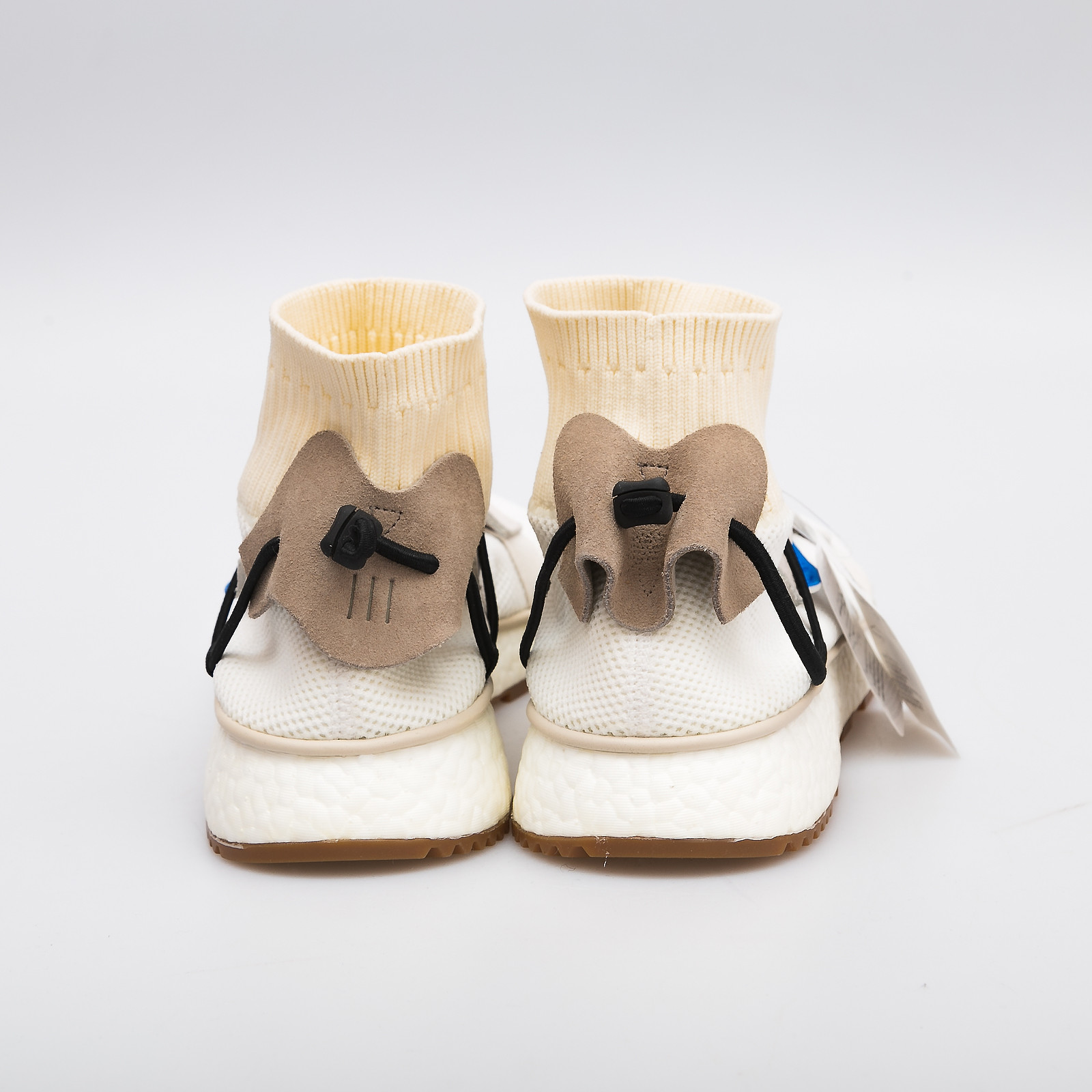 Кроссовки Adidas х белого цвета Alexander Wang - фото из каталога магазина брендовой одежды Second Friend Store Кроссовки Adidas х Alexander Wang - купить оригинал в секонд-хенде SFS - 3