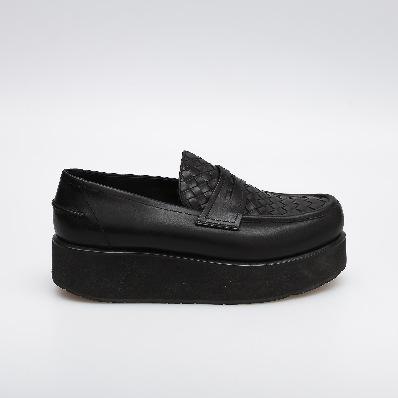 Лоферы черного цвета Bottega Veneta - фото из каталога магазина брендовой одежды Second Friend Store Лоферы Bottega Veneta - купить оригинал в секонд-хенде SFS - 1