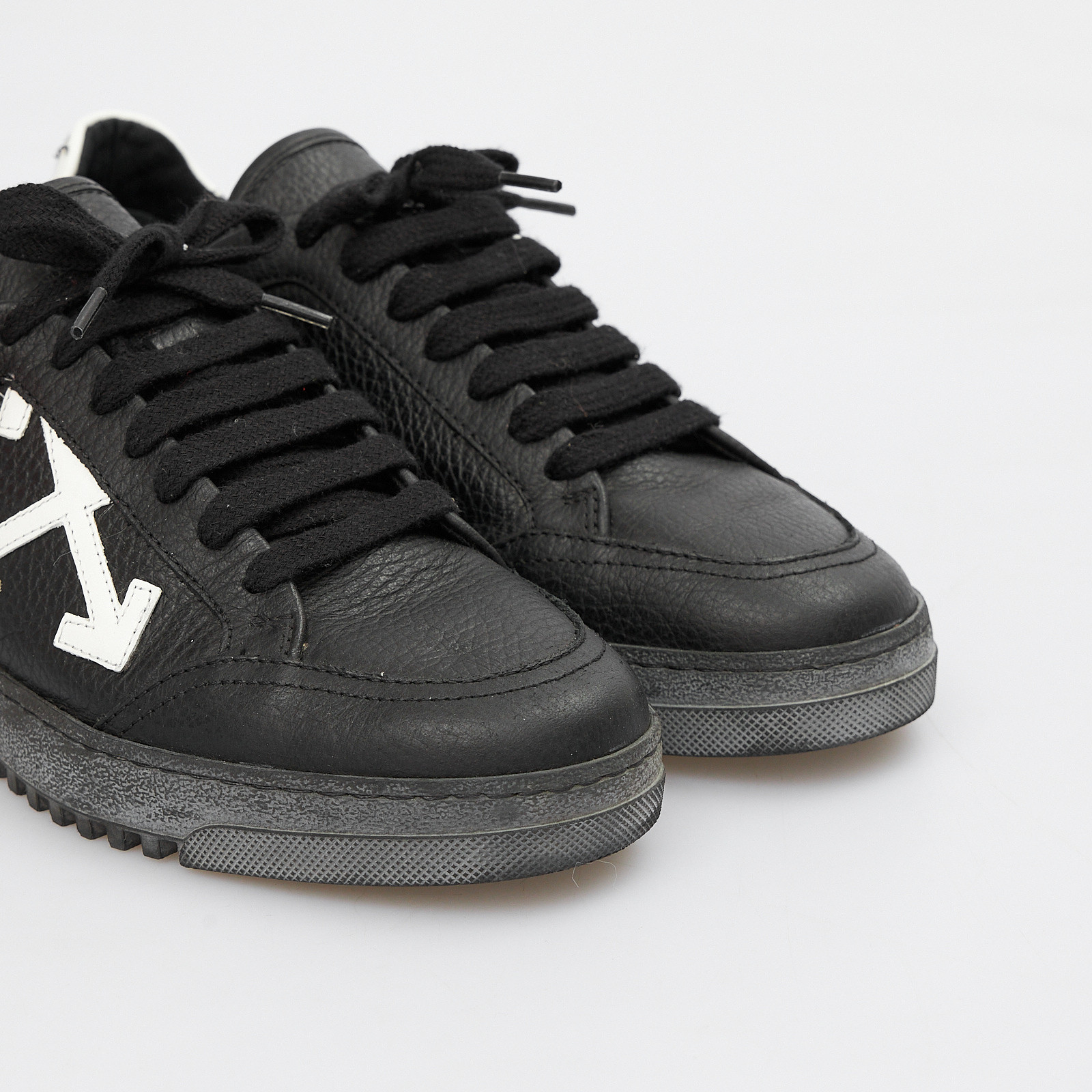 Кеды черного цвета Off-White - фото из каталога магазина брендовой одежды Second Friend Store Кеды Off-White - купить оригинал в секонд-хенде SFS - 4