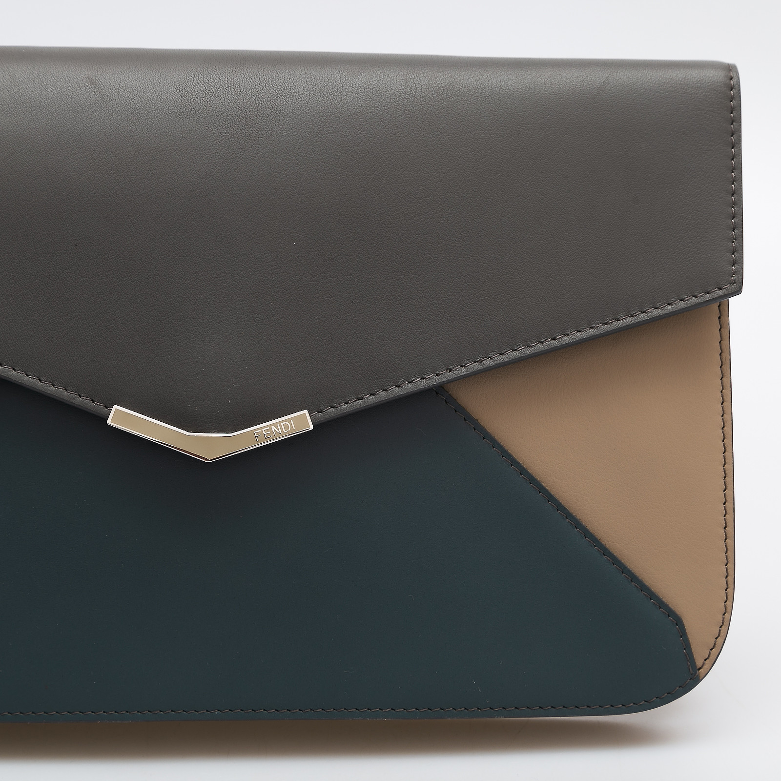 Клатч  серого цвета Fendi - фото из каталога магазина брендовой одежды Second Friend Store Клатч Fendi - купить оригинал в секонд-хенде SFS - 4