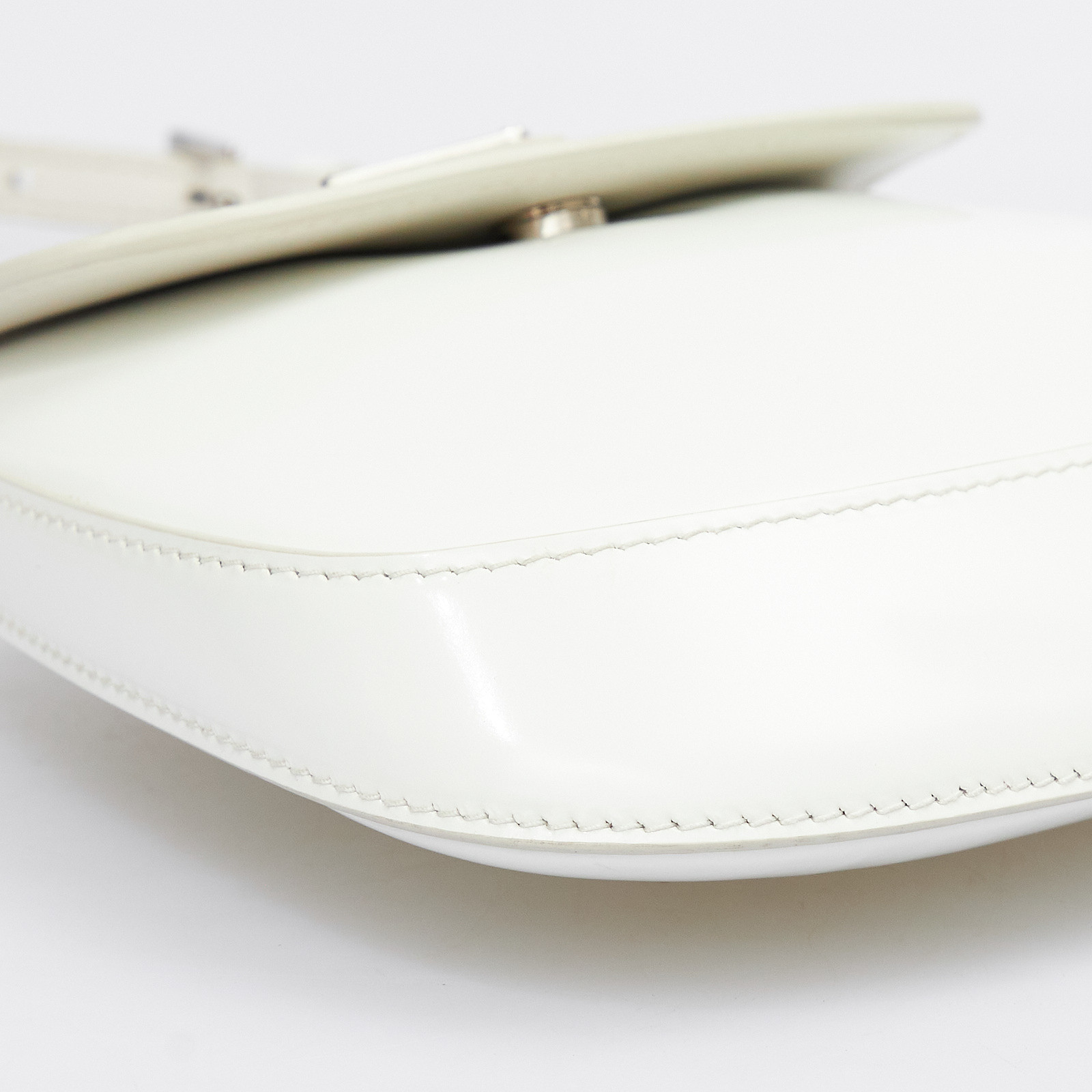 Сумка белого цвета Prada - фото из каталога магазина брендовой одежды Second Friend Store Сумка Prada - купить оригинал в секонд-хенде SFS - 6