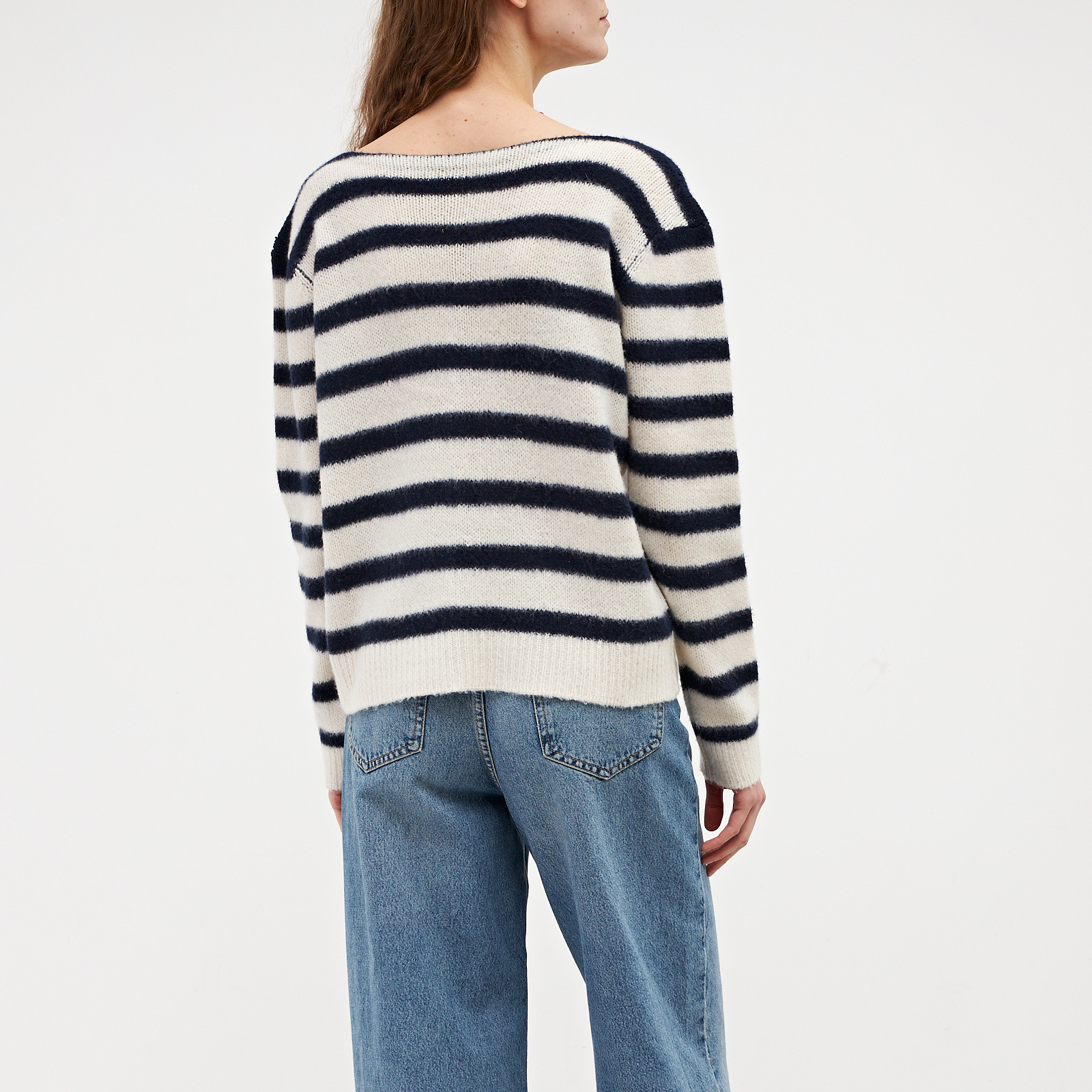 Свитер белого цвета Christian Dior - фото из каталога магазина брендовой одежды Second Friend Store Свитер Christian Dior - купить оригинал в секонд-хенде SFS - 3