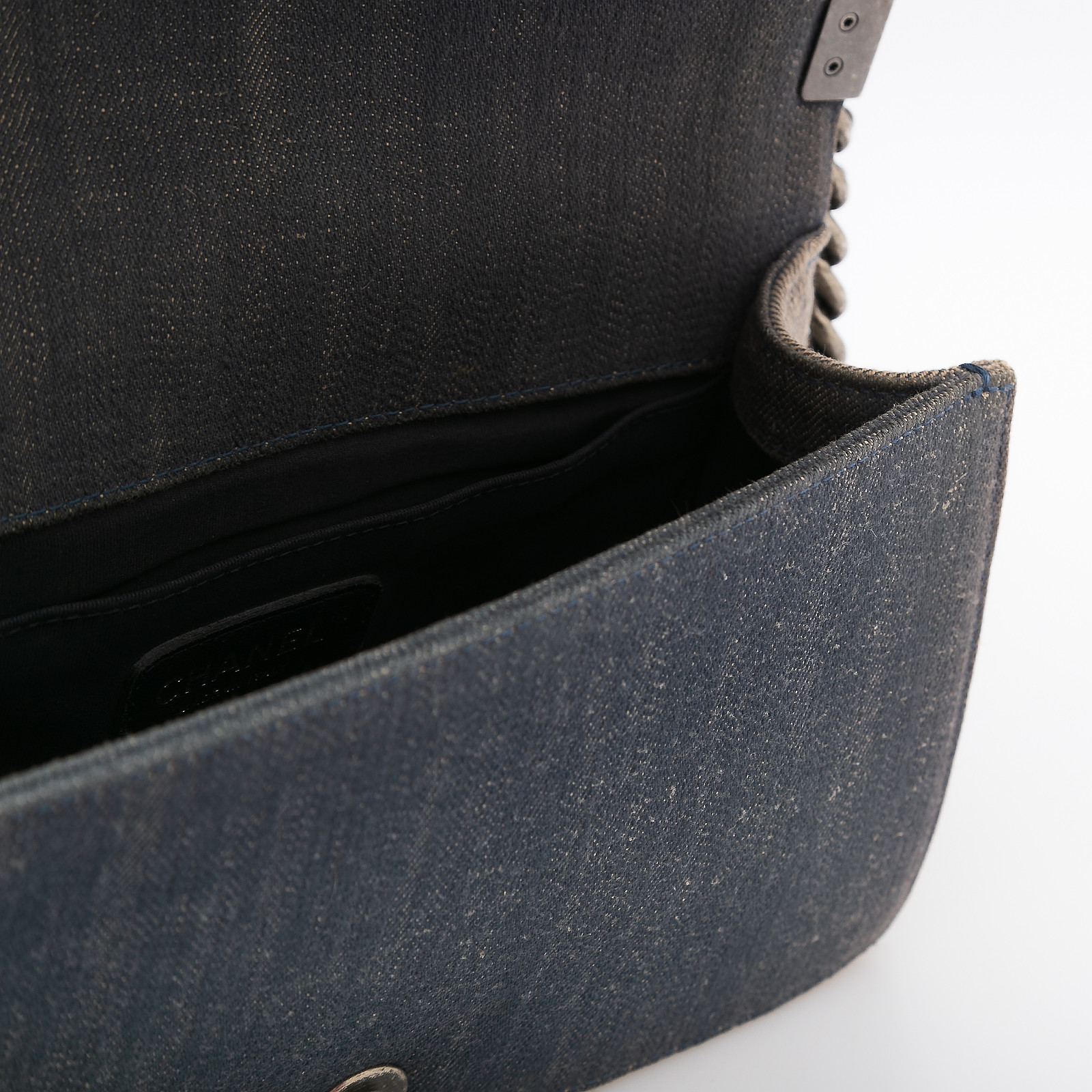 Сумка синего цвета Chanel - фото из каталога магазина брендовой одежды Second Friend Store Сумка Chanel - купить оригинал в секонд-хенде SFS - 5