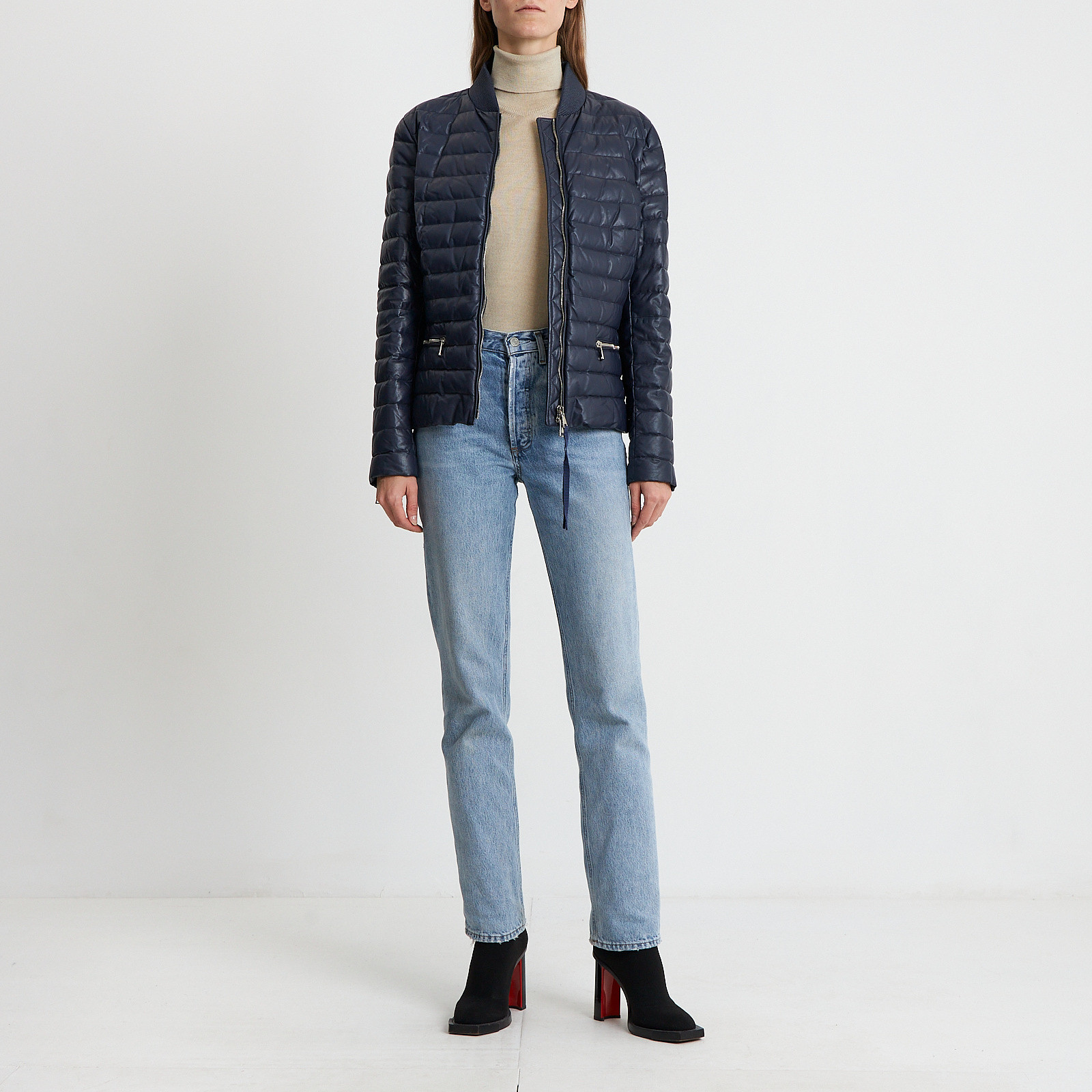 Куртка синего цвета Moncler - фото из каталога магазина брендовой одежды Second Friend Store Куртка Moncler - купить оригинал в секонд-хенде SFS - 3