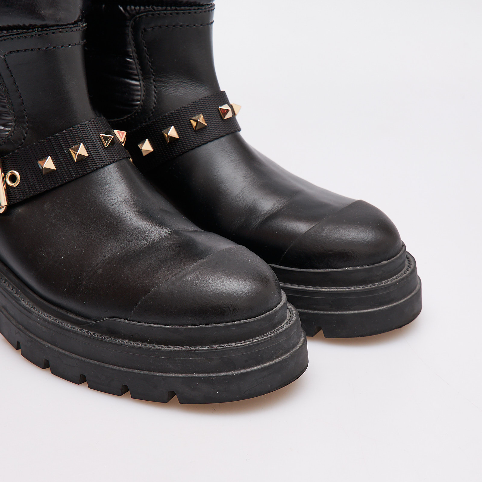 Сапоги черного цвета Valentino - фото из каталога магазина брендовой одежды Second Friend Store Сапоги Valentino - купить оригинал в секонд-хенде SFS - 4