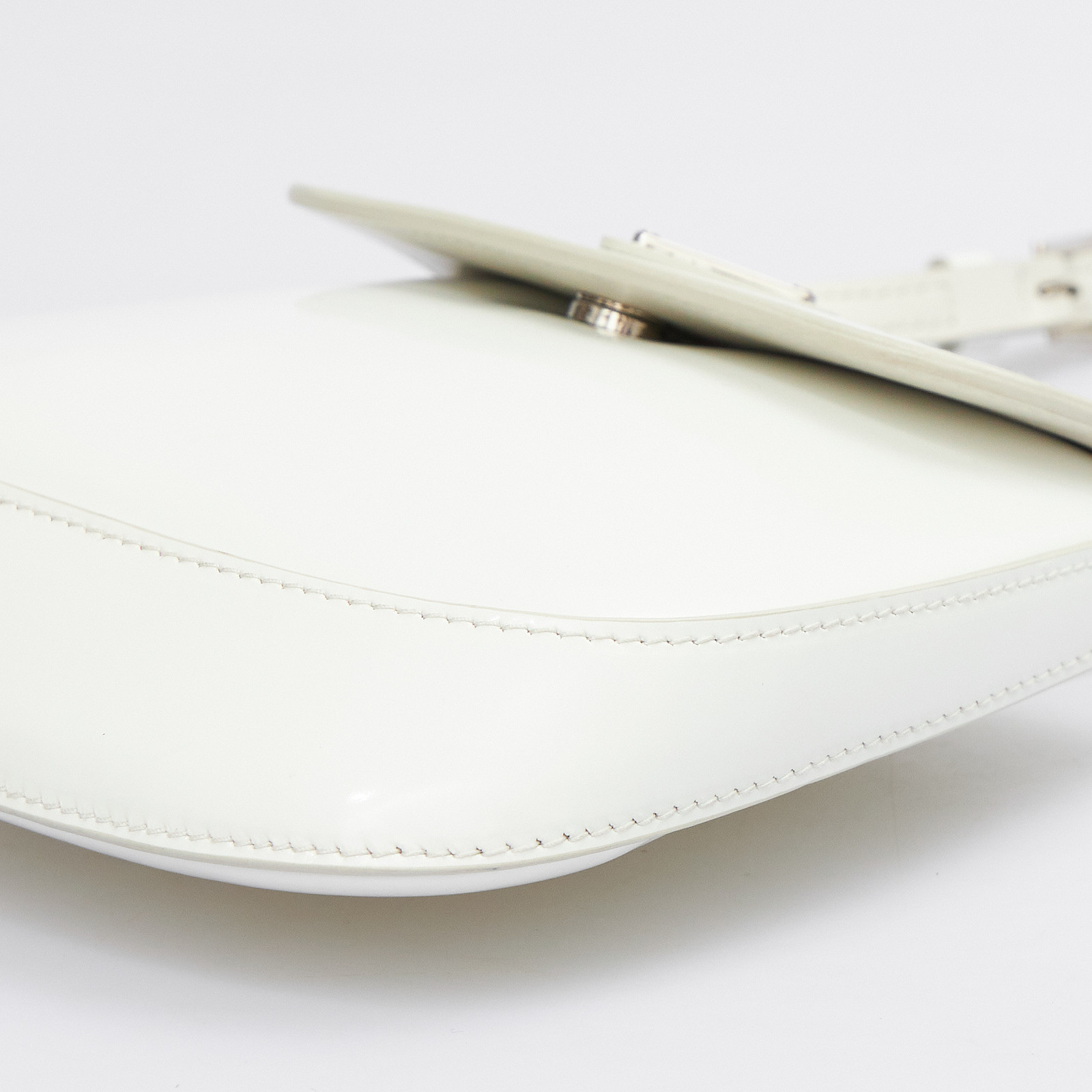 Сумка белого цвета Prada - фото из каталога магазина брендовой одежды Second Friend Store Сумка Prada - купить оригинал в секонд-хенде SFS - 7