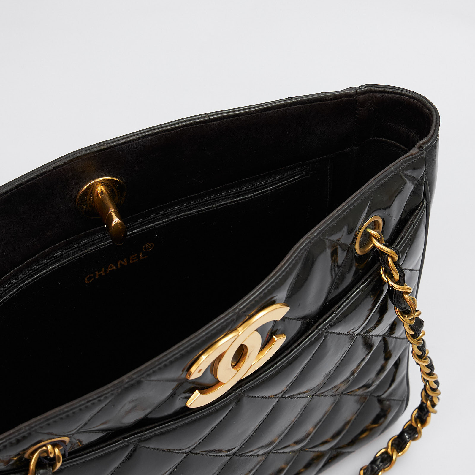 Сумка черного цвета Chanel - фото из каталога магазина брендовой одежды Second Friend Store Сумка Chanel - купить оригинал в секонд-хенде SFS - 6