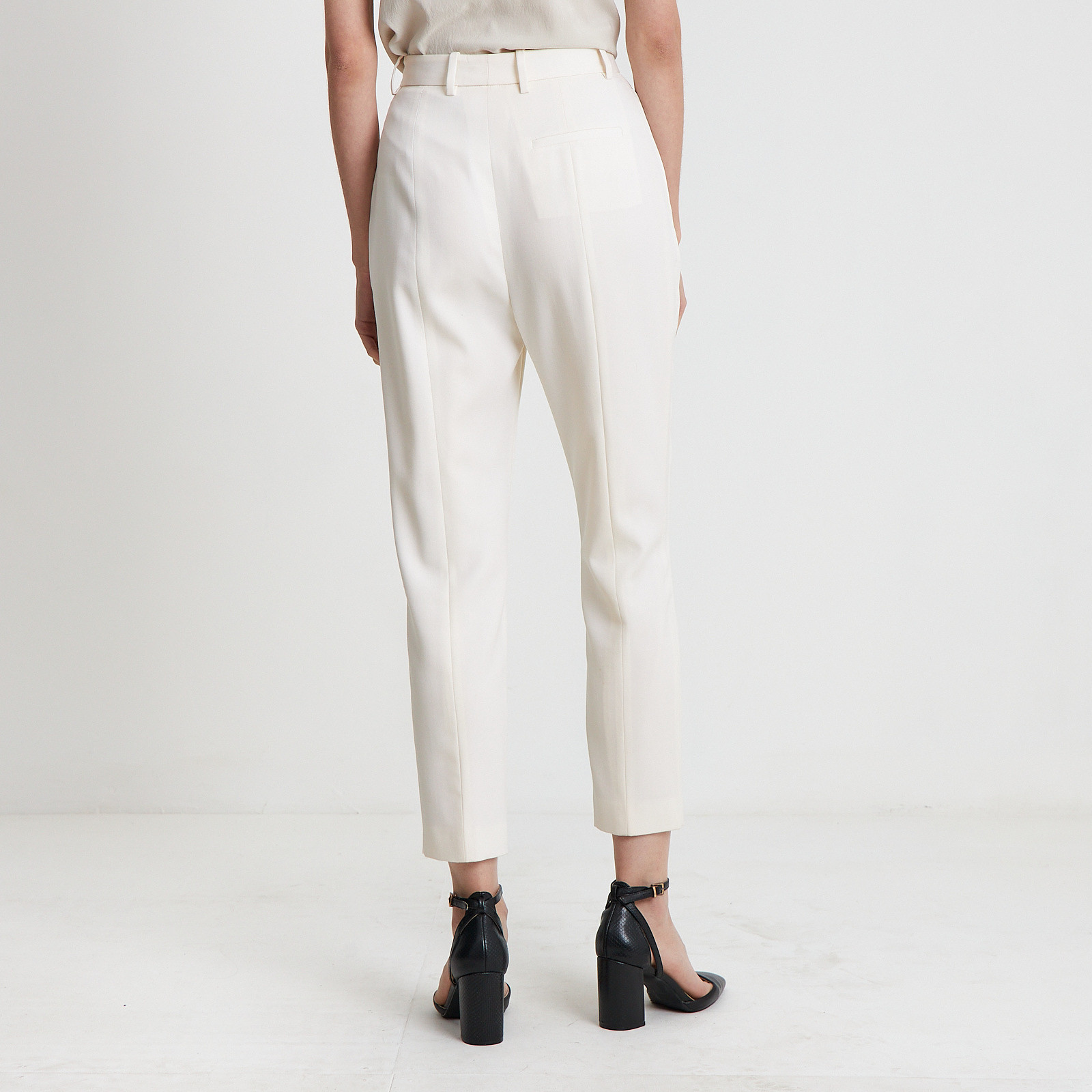 Костюм белого цвета Alexander McQueen - фото из каталога магазина брендовой одежды Second Friend Store Костюм Alexander McQueen - купить оригинал в секонд-хенде SFS - 7