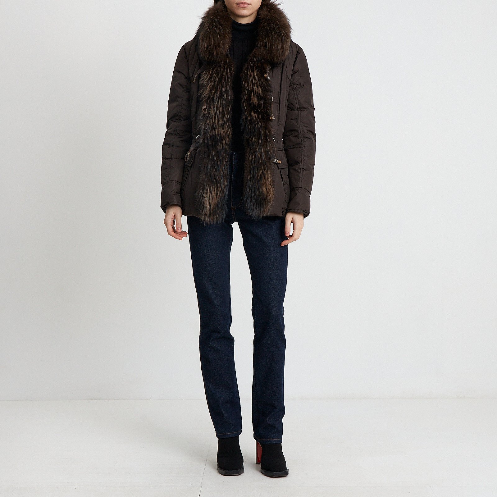 Пуховик коричневого цвета Moncler - фото из каталога магазина брендовой одежды Second Friend Store Пуховик Moncler - купить оригинал в секонд-хенде SFS - 2