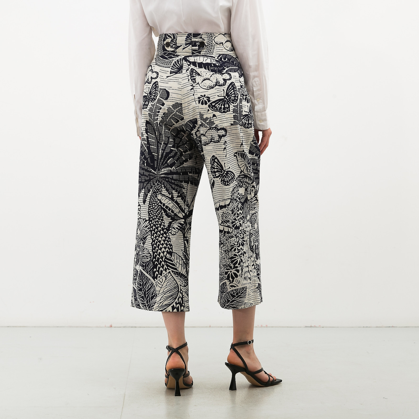 Брюки белого цвета Christian Dior - фото из каталога магазина брендовой одежды Second Friend Store Брюки Christian Dior - купить оригинал в секонд-хенде SFS - 2