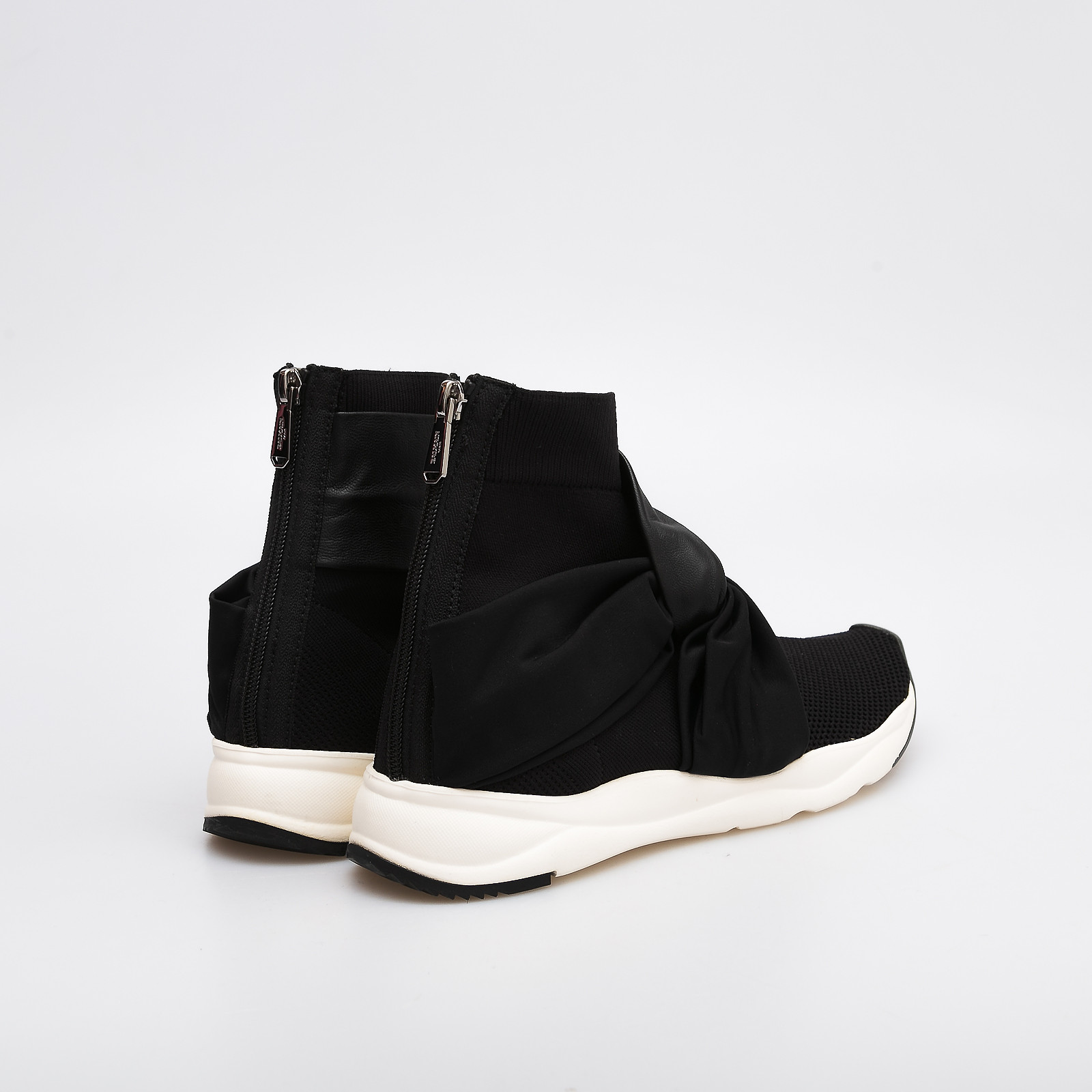 Кроссовки черного цвета Balmain - фото из каталога магазина брендовой одежды Second Friend Store Кроссовки Balmain - купить оригинал в секонд-хенде SFS - 3