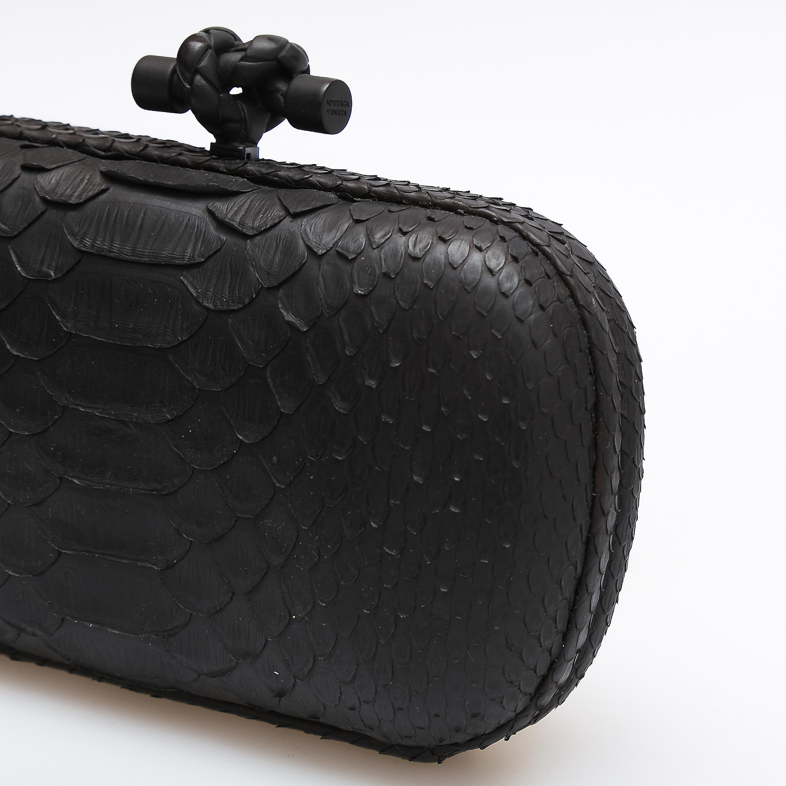 Клатч черного цвета Bottega Veneta - фото из каталога магазина брендовой одежды Second Friend Store Клатч Bottega Veneta - купить оригинал в секонд-хенде SFS - 6