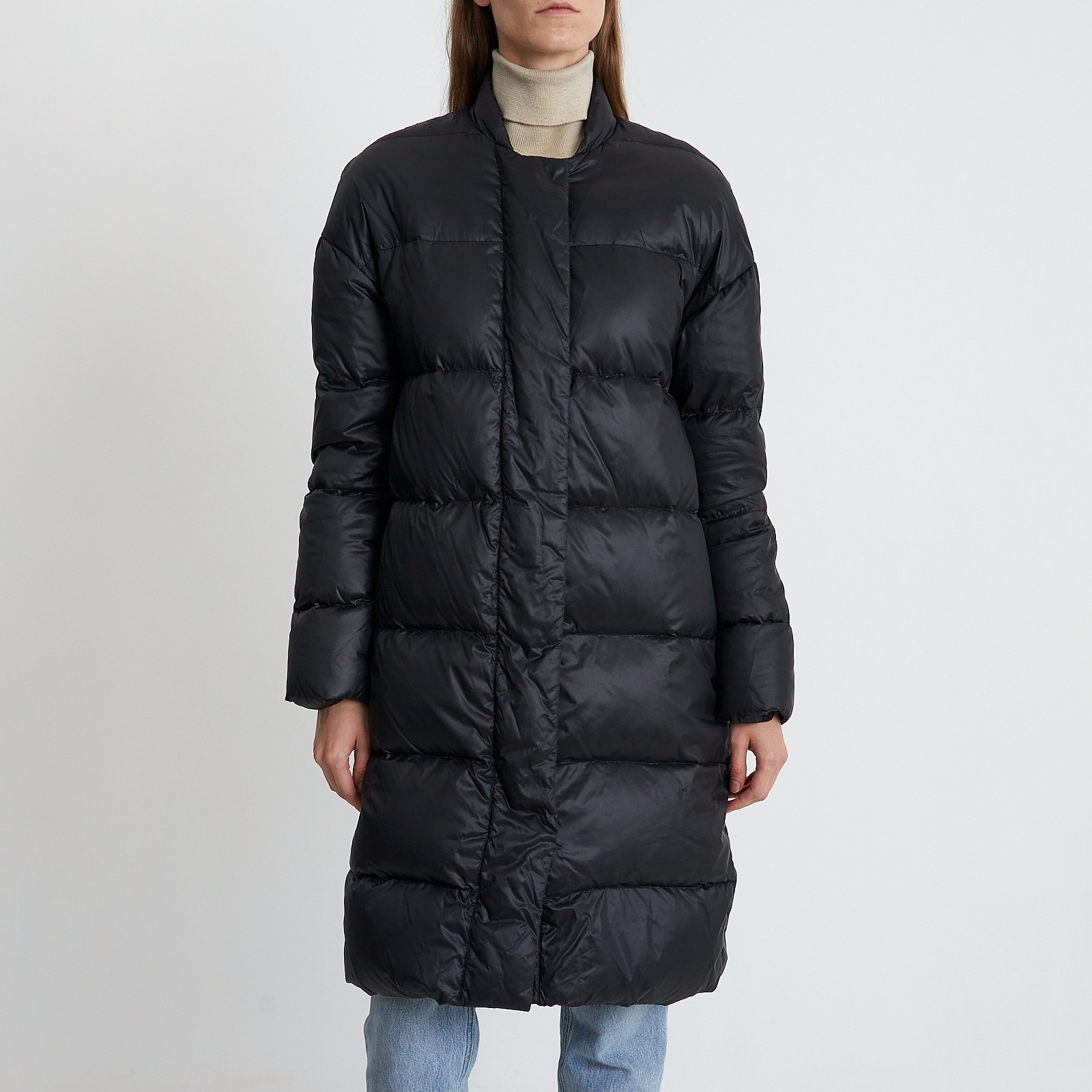 Пуховик черного цвета By Malene Birger - фото из каталога магазина брендовой одежды Second Friend Store Пуховик By Malene Birger - купить оригинал в секонд-хенде SFS - 1