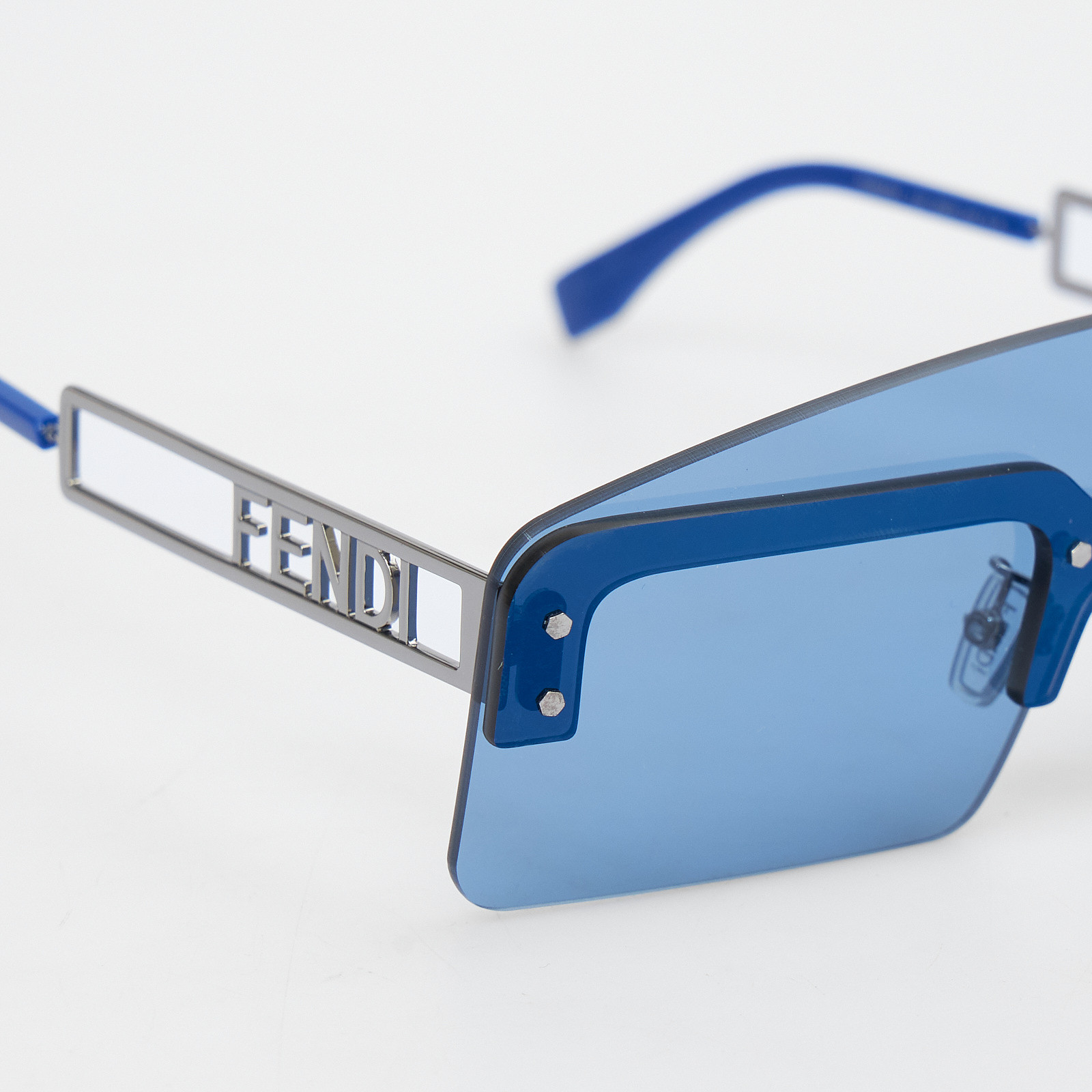 Очки синего цвета Fendi - фото из каталога магазина брендовой одежды Second Friend Store Очки Fendi - купить оригинал в секонд-хенде SFS - 4