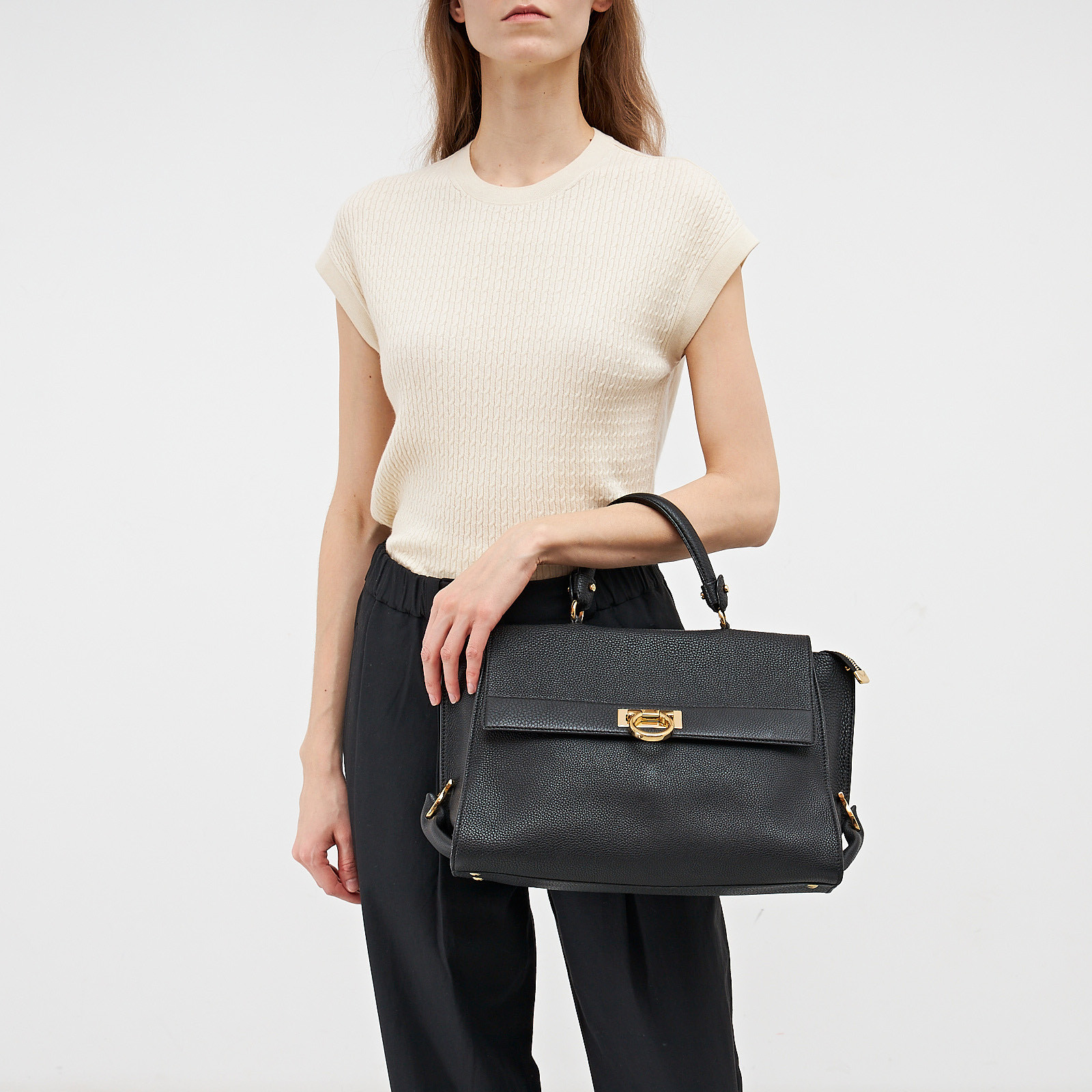 Сумка черного цвета Salvatore Ferragamo - фото из каталога магазина брендовой одежды Second Friend Store Сумка Salvatore Ferragamo - купить оригинал в секонд-хенде SFS - 2