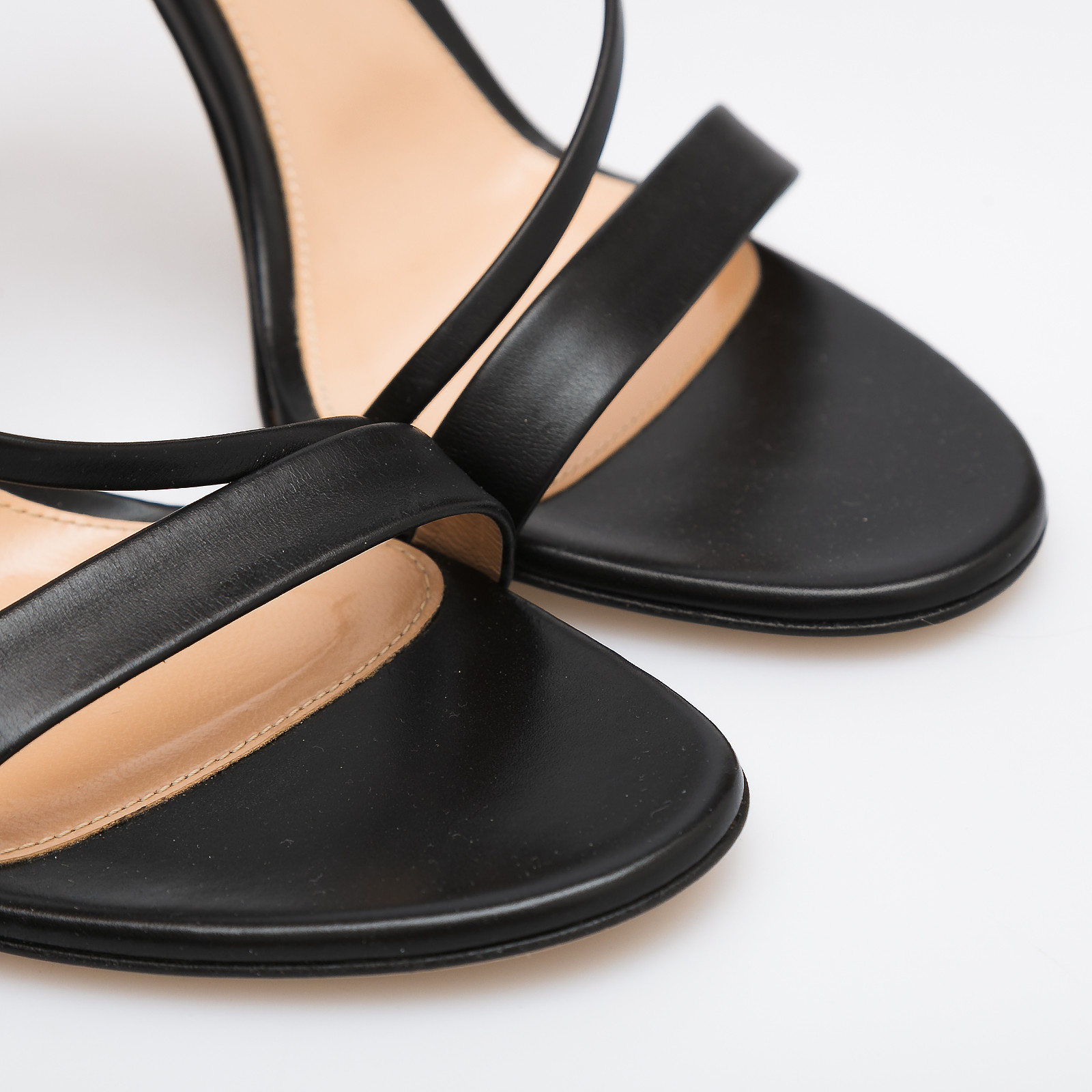 Босоножки черного цвета Gianvito Rossi - фото из каталога магазина брендовой одежды Second Friend Store Босоножки Gianvito Rossi - купить оригинал в секонд-хенде SFS - 4