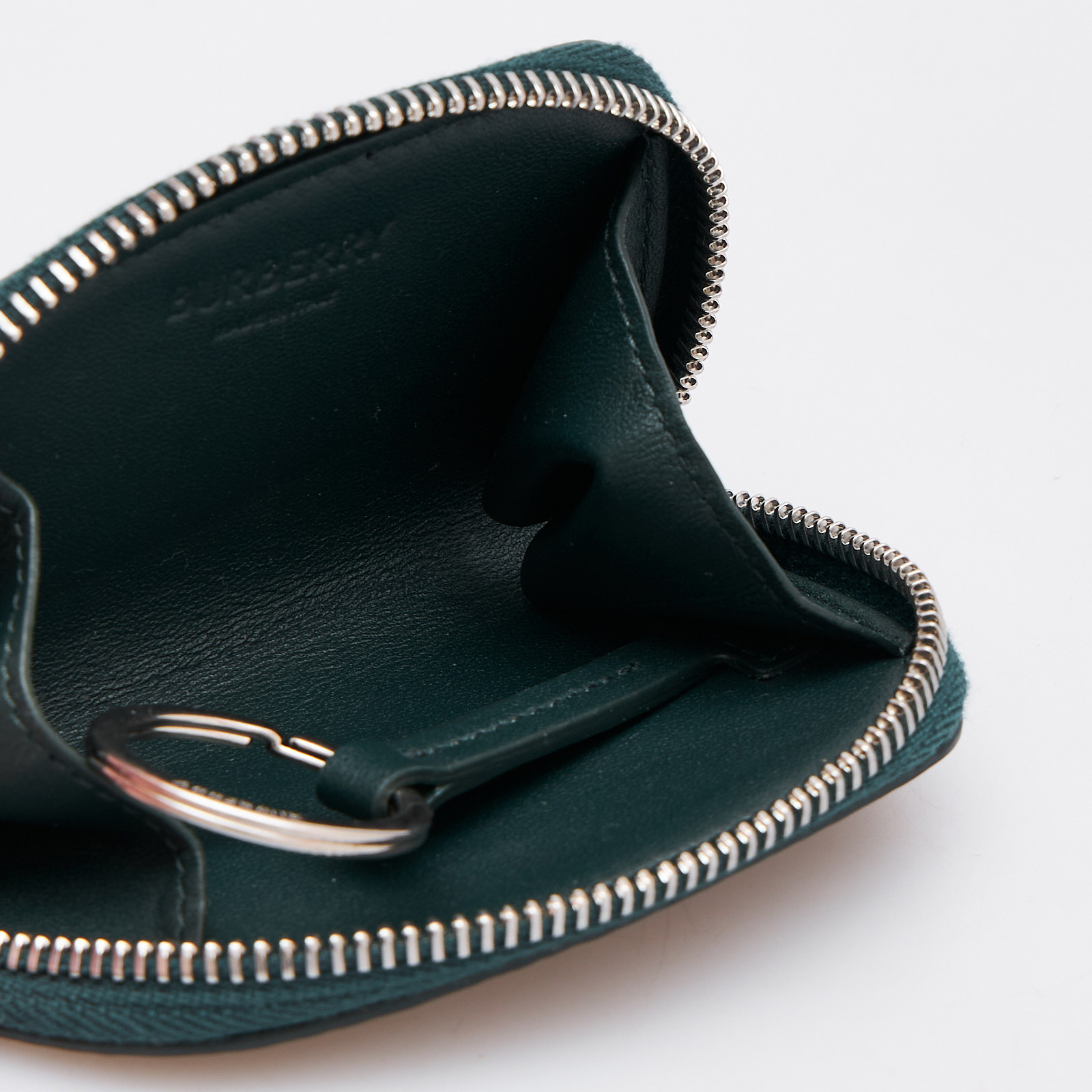 Кошелек зеленого цвета Burberry - фото из каталога магазина брендовой одежды Second Friend Store Кошелек Burberry - купить оригинал в секонд-хенде SFS - 3