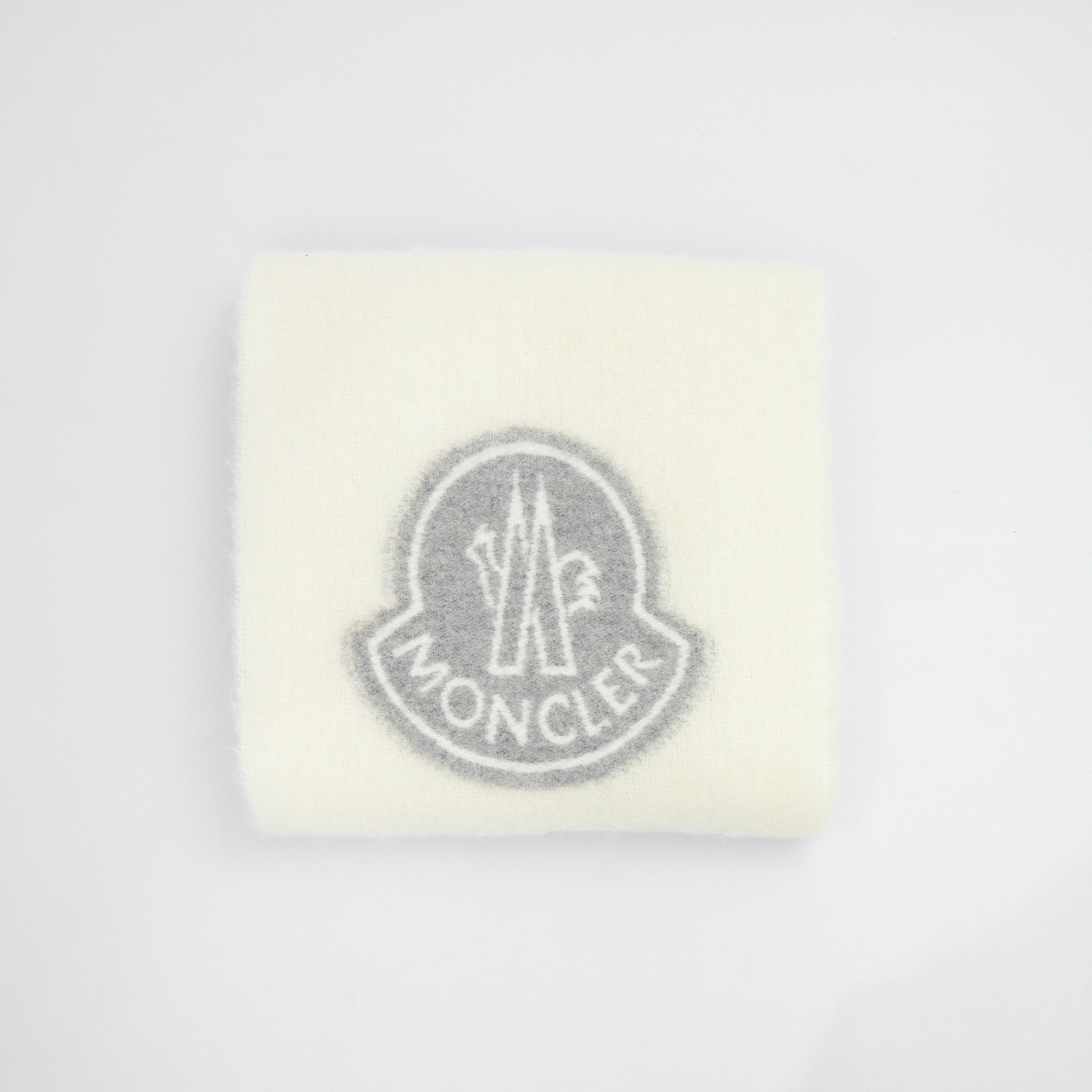 Шарф белого цвета Moncler - фото из каталога магазина брендовой одежды Second Friend Store Шарф Moncler - купить оригинал в секонд-хенде SFS - 1