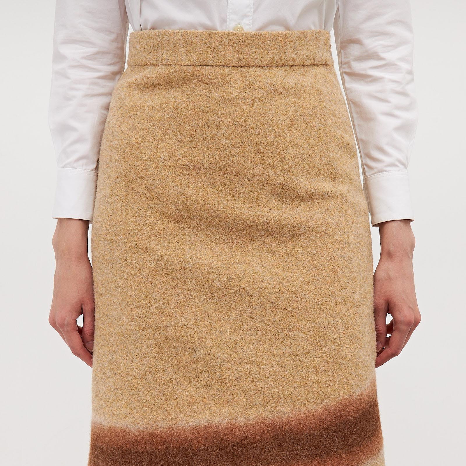 Юбка  бежевого цвета Christian Dior - фото из каталога магазина брендовой одежды Second Friend Store Юбка Christian Dior - купить оригинал в секонд-хенде SFS - 4