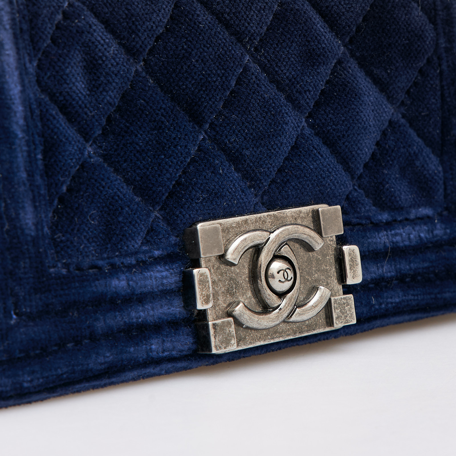 Сумка  синего цвета Chanel - фото из каталога магазина брендовой одежды Second Friend Store Сумка Chanel - купить оригинал в секонд-хенде SFS - 7