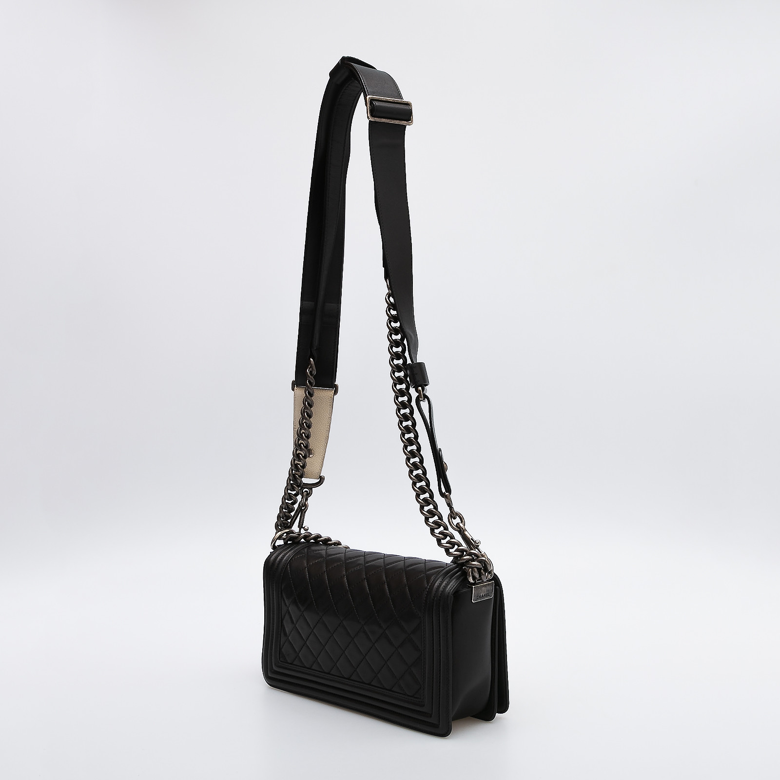 Сумка черного цвета Chanel - фото из каталога магазина брендовой одежды Second Friend Store Сумка Chanel - купить оригинал в секонд-хенде SFS - 10