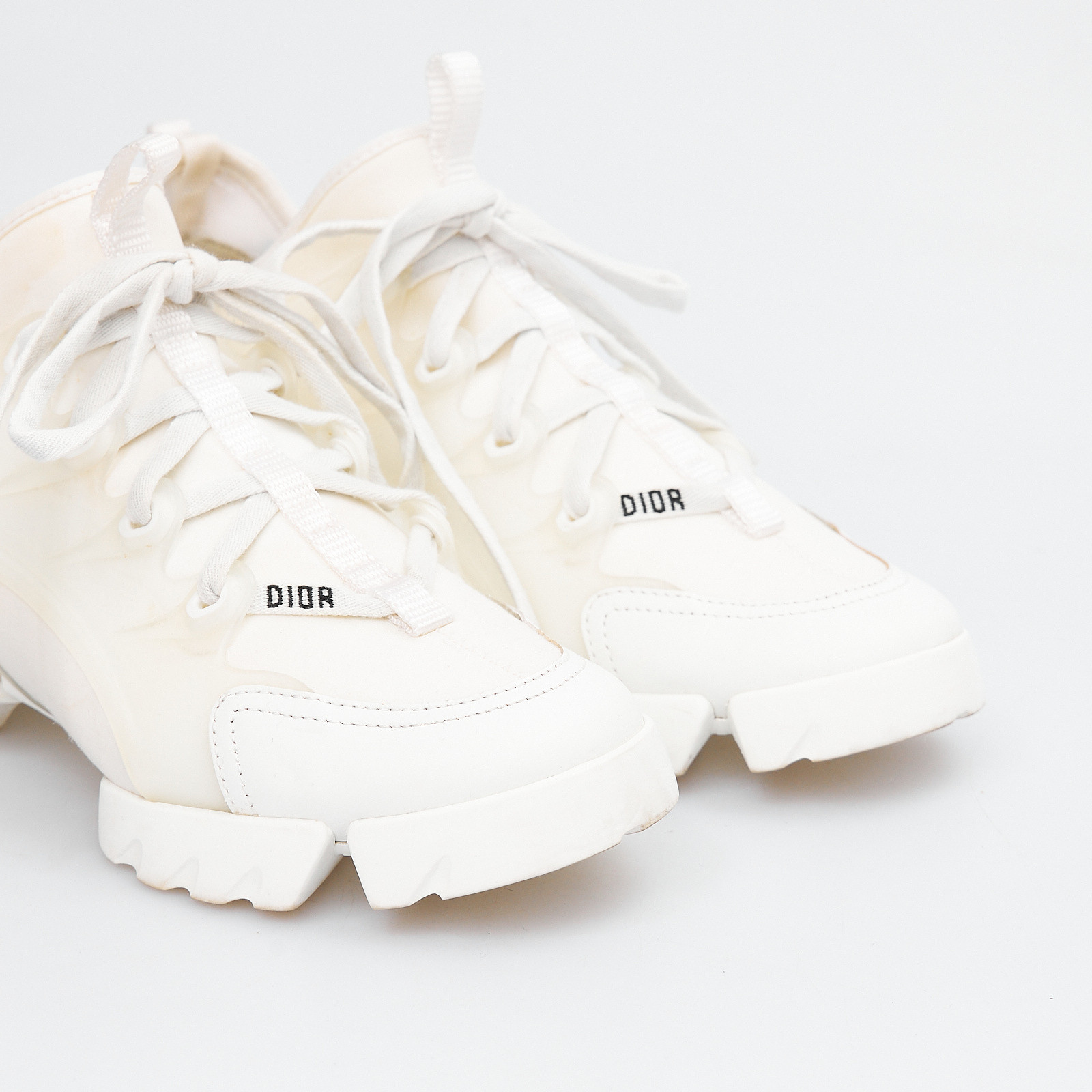 Кроссовки белого цвета Christian Dior - фото из каталога магазина брендовой одежды Second Friend Store Кроссовки Christian Dior - купить оригинал в секонд-хенде SFS - 4