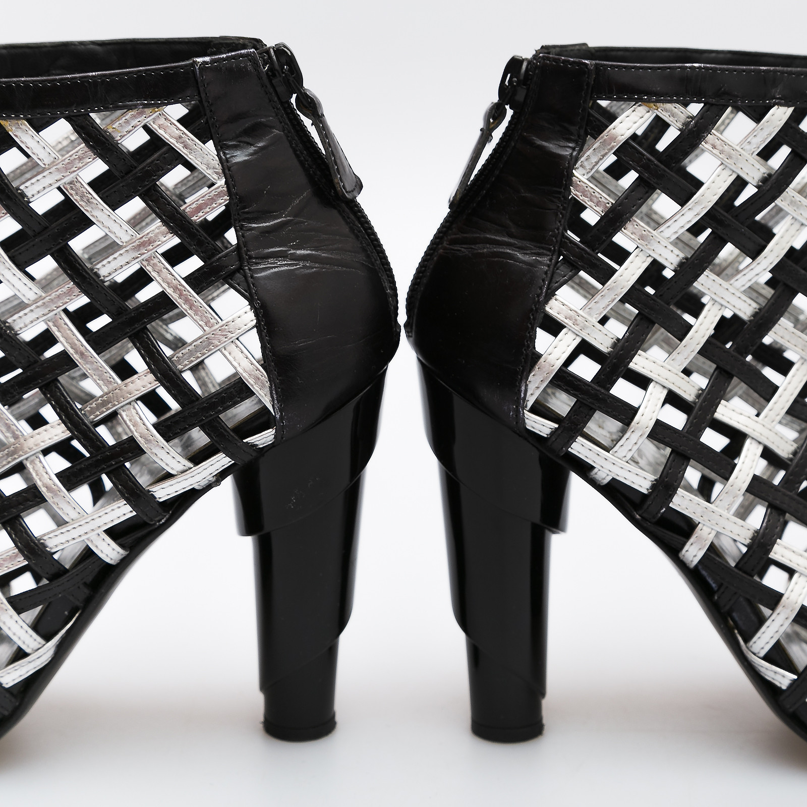 Туфли черного цвета Chanel - фото из каталога магазина брендовой одежды Second Friend Store Туфли Chanel - купить оригинал в секонд-хенде SFS - 5