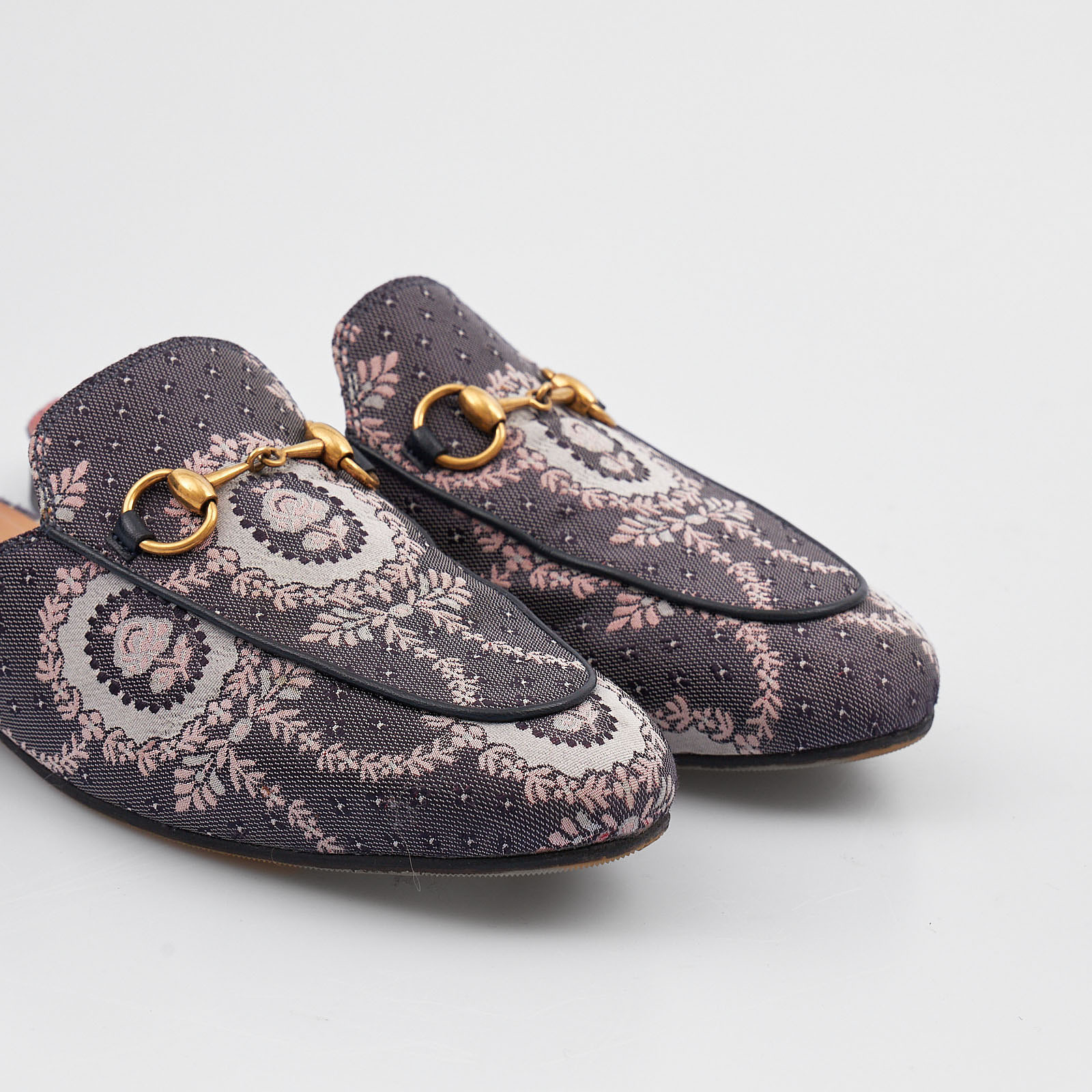 Мюли серого цвета Gucci - фото из каталога магазина брендовой одежды Second Friend Store Мюли Gucci - купить оригинал в секонд-хенде SFS - 4