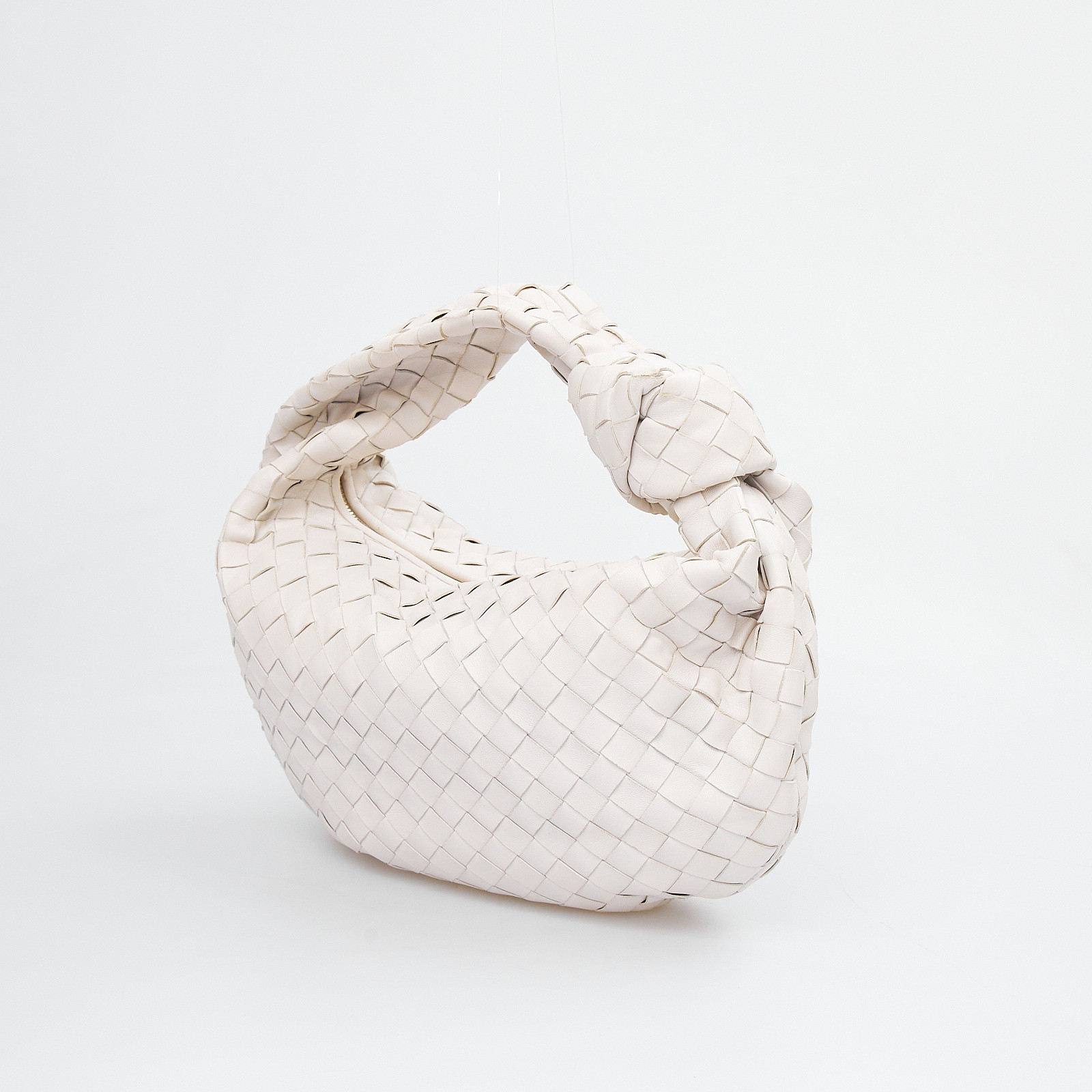 Сумка  белого цвета Bottega Veneta - фото из каталога магазина брендовой одежды Second Friend Store Сумка Bottega Veneta - купить оригинал в секонд-хенде SFS - 3