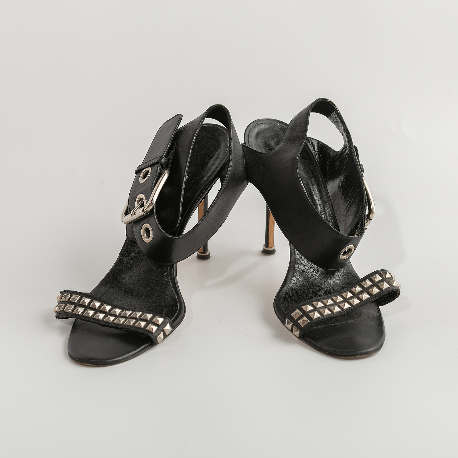 Босоножки черного цвета Manolo Blahnik - фото из каталога магазина брендовой одежды Second Friend Store Босоножки Manolo Blahnik - купить оригинал в секонд-хенде SFS - 2