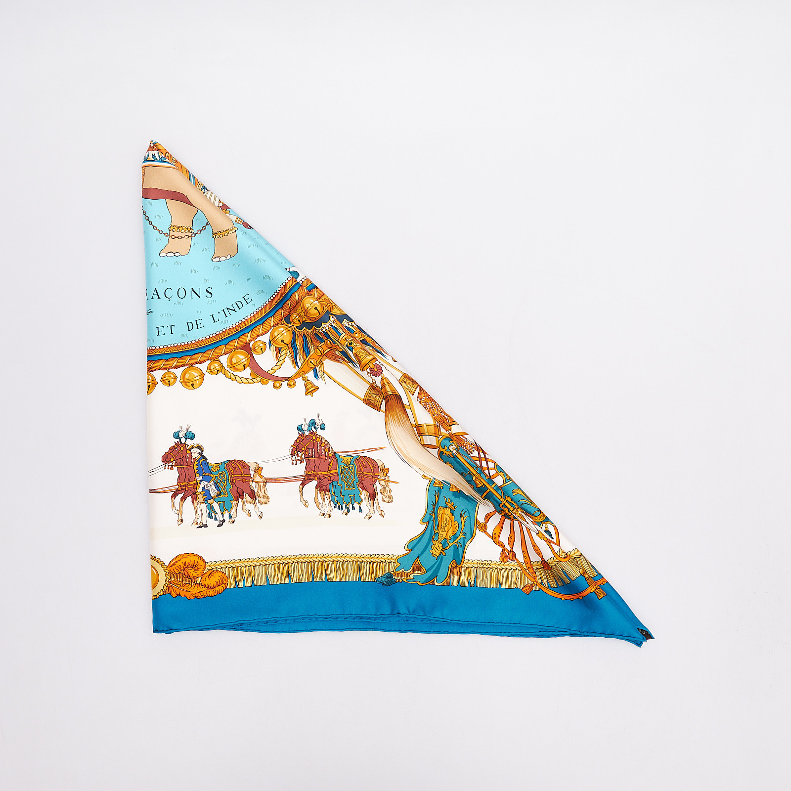 Платок белого цвета Hermes - фото из каталога магазина брендовой одежды Second Friend Store Платок Hermes - купить оригинал в секонд-хенде SFS - 1