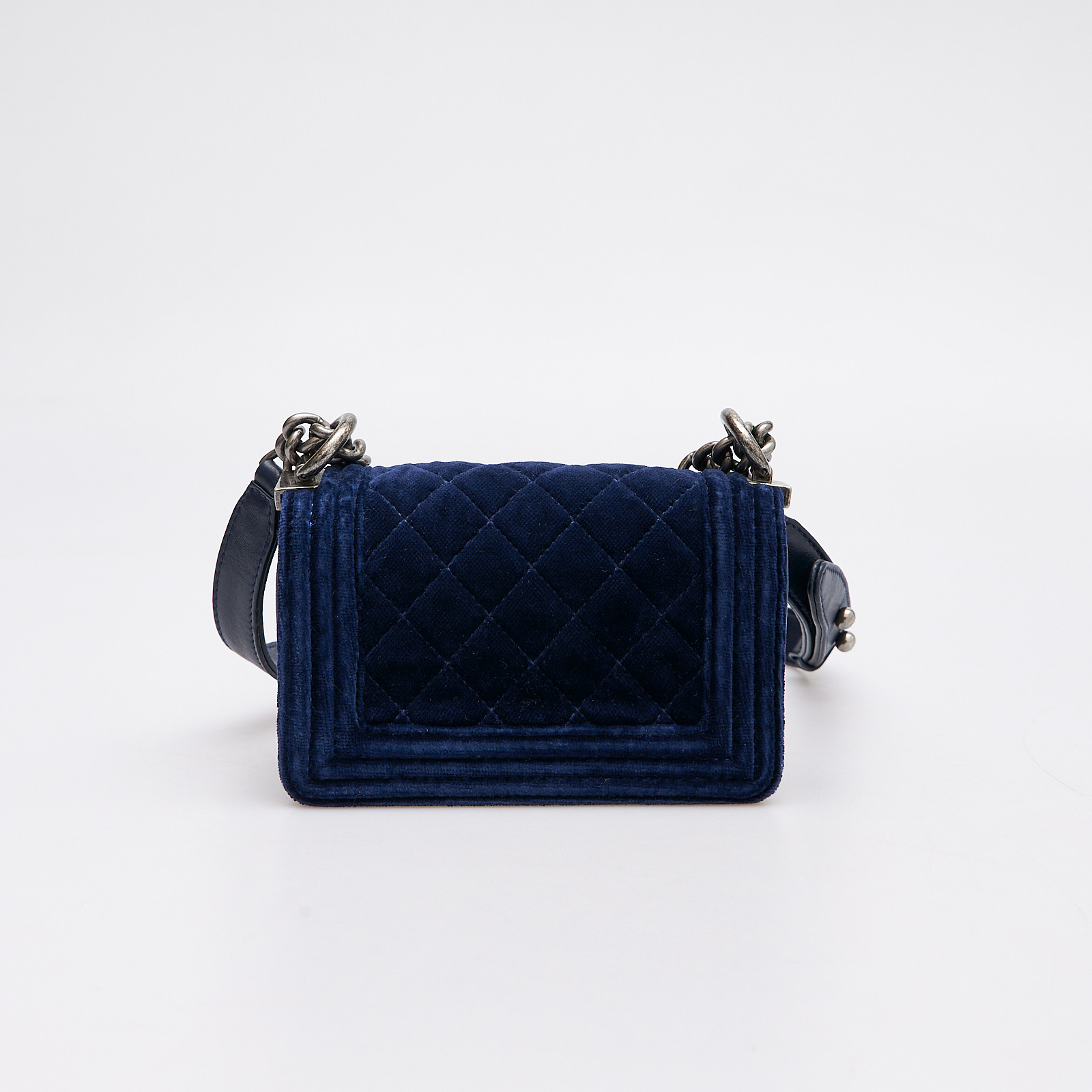 Сумка  синего цвета Chanel - фото из каталога магазина брендовой одежды Second Friend Store Сумка Chanel - купить оригинал в секонд-хенде SFS - 3