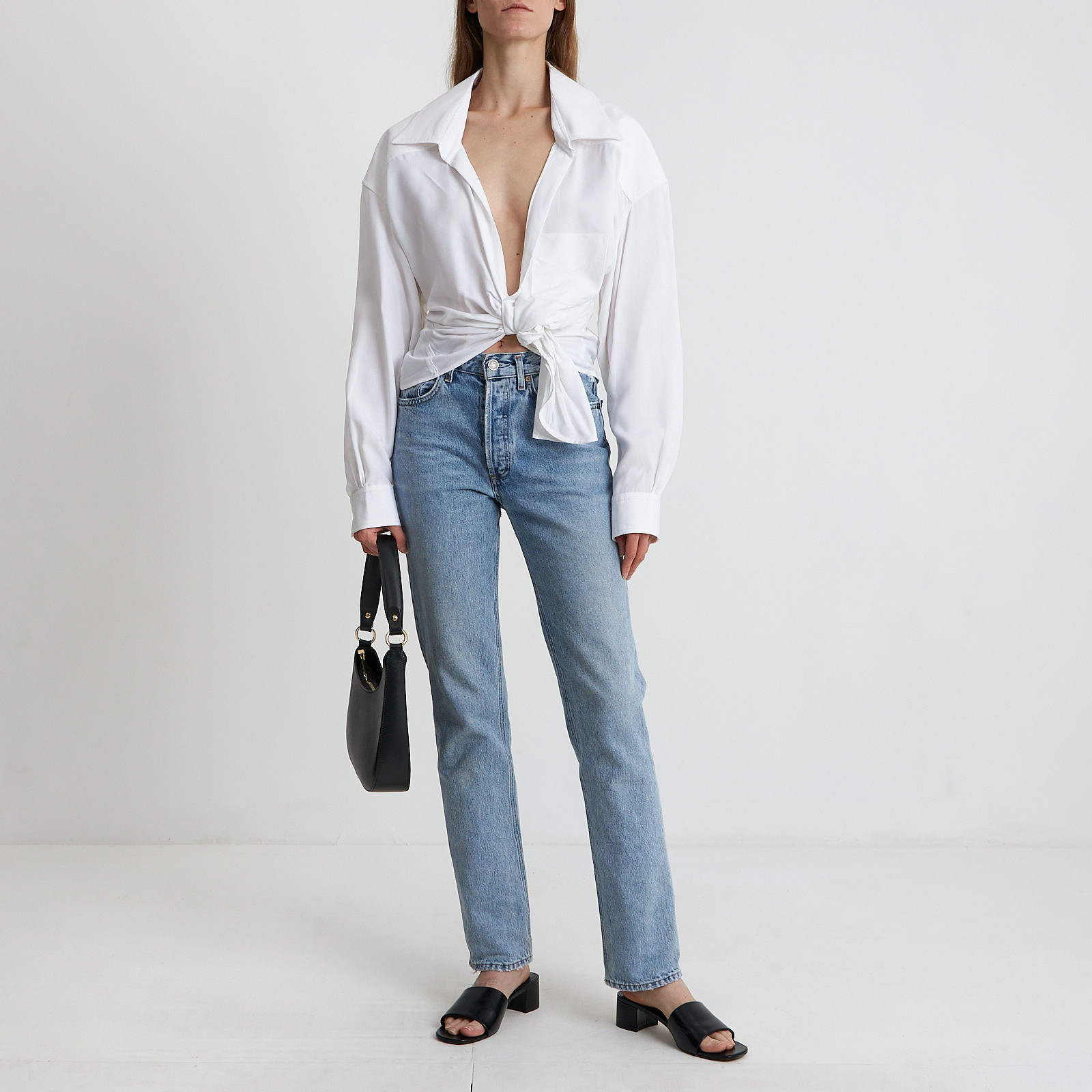 Рубашка  белого цвета Jacquemus - фото из каталога магазина брендовой одежды Second Friend Store Рубашка Jacquemus - купить оригинал в секонд-хенде SFS - 3