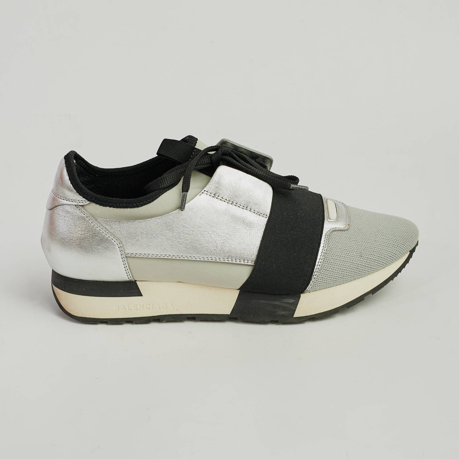 Кроссовки серебряного цвета Balenciaga - фото из каталога магазина брендовой одежды Second Friend Store Кроссовки Balenciaga - купить оригинал в секонд-хенде SFS - 1