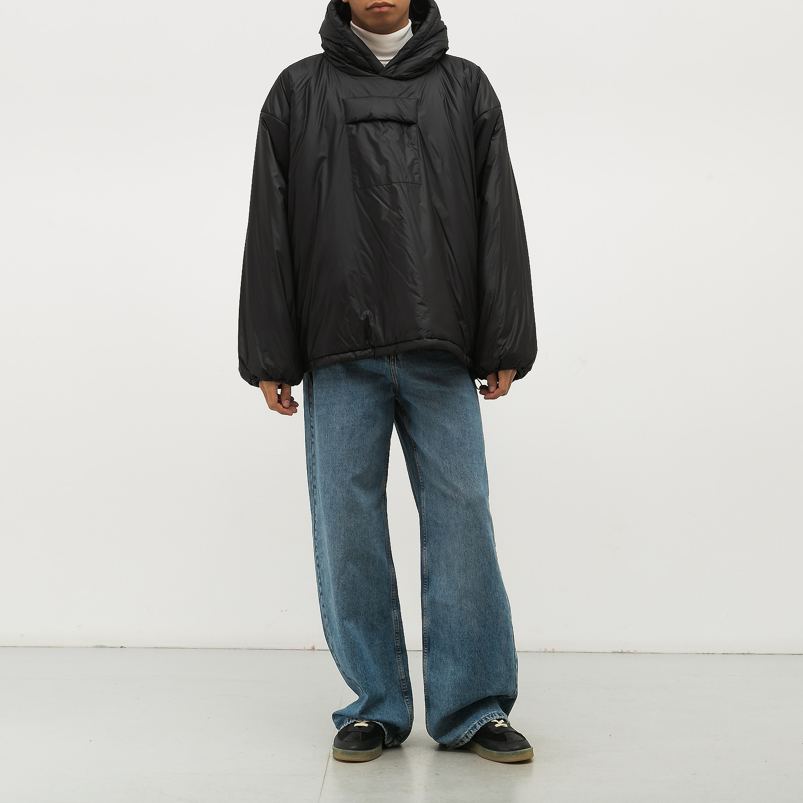 Анорак черного цвета Yeezy x GAP - фото из каталога магазина брендовой одежды Second Friend Store Анорак Yeezy x GAP - купить оригинал в секонд-хенде SFS - 3
