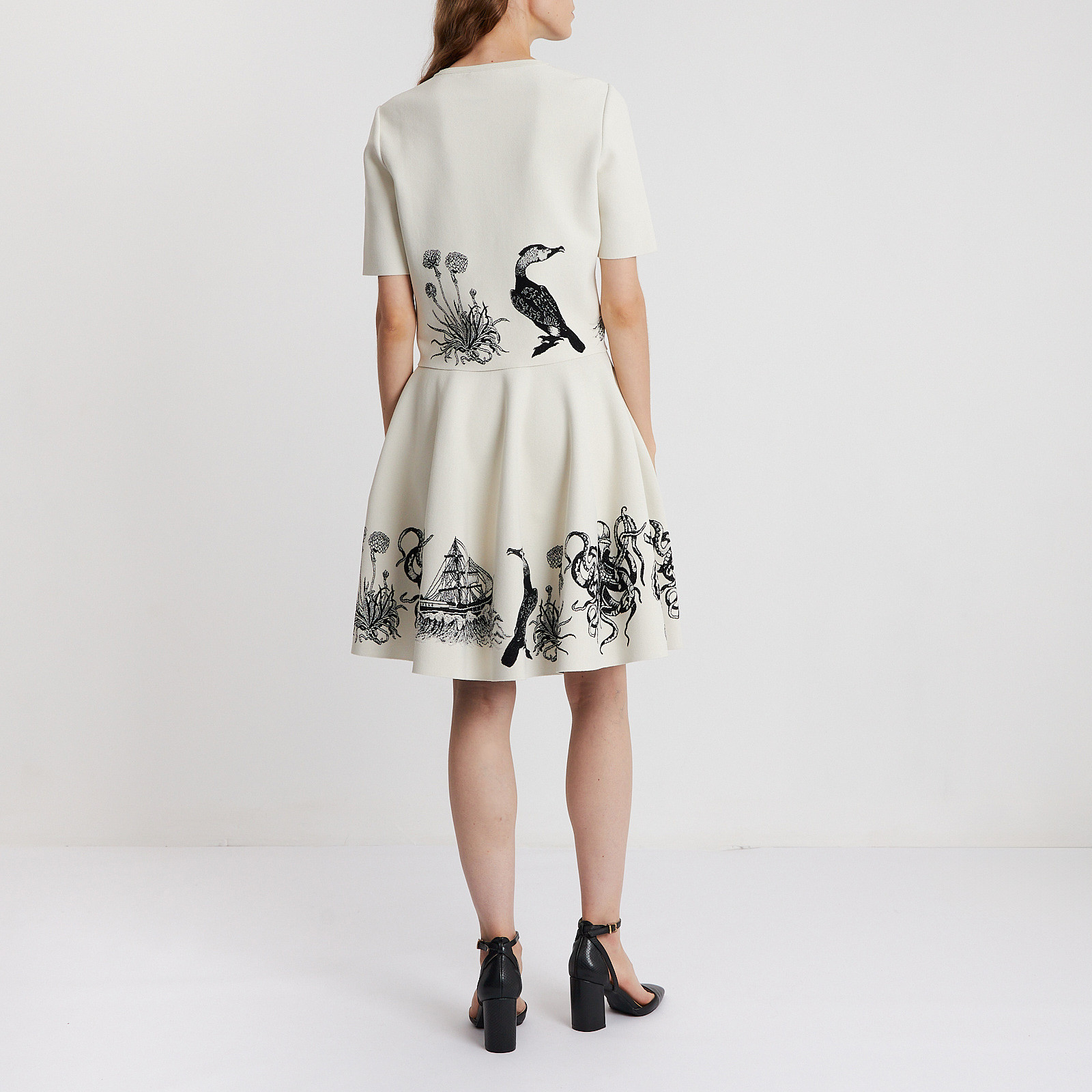 Костюм белого цвета Alexander McQueen - фото из каталога магазина брендовой одежды Second Friend Store Костюм Alexander McQueen - купить оригинал в секонд-хенде SFS - 2