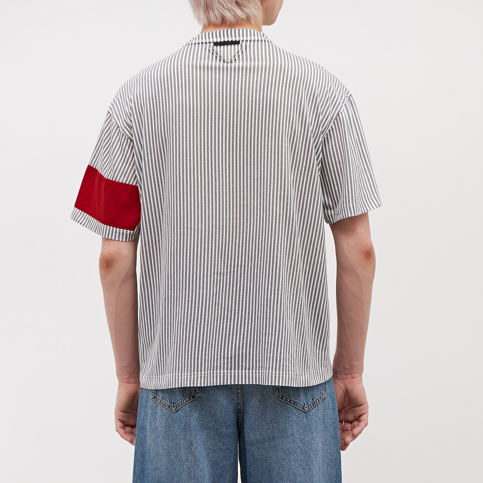 Футболка белого цвета Prada - фото из каталога магазина брендовой одежды Second Friend Store Футболка Prada - купить оригинал в секонд-хенде SFS - 3