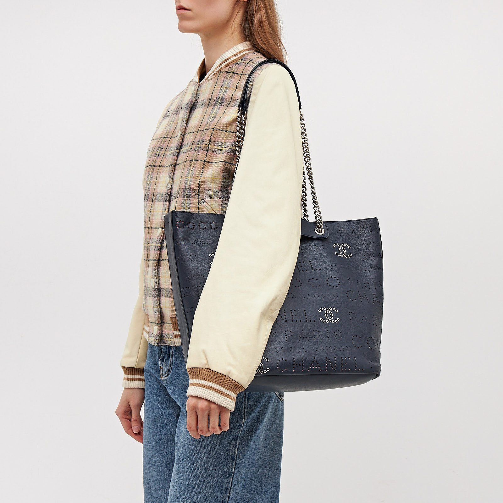 Сумка синего цвета Chanel - фото из каталога магазина брендовой одежды Second Friend Store Сумка Chanel - купить оригинал в секонд-хенде SFS - 2