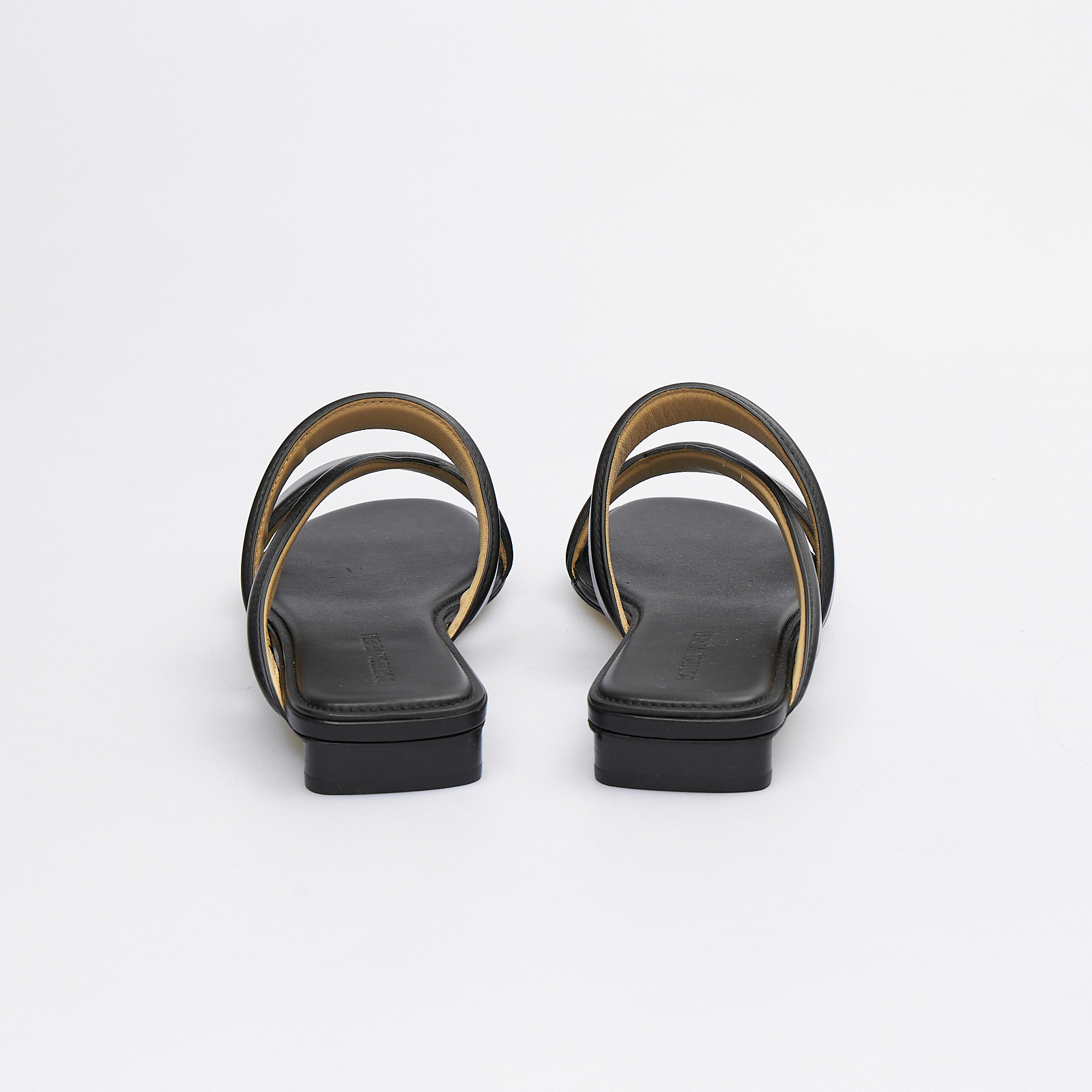 Сандалии черного цвета Bottega Veneta - фото из каталога магазина брендовой одежды Second Friend Store Сандалии Bottega Veneta - купить оригинал в секонд-хенде SFS - 3