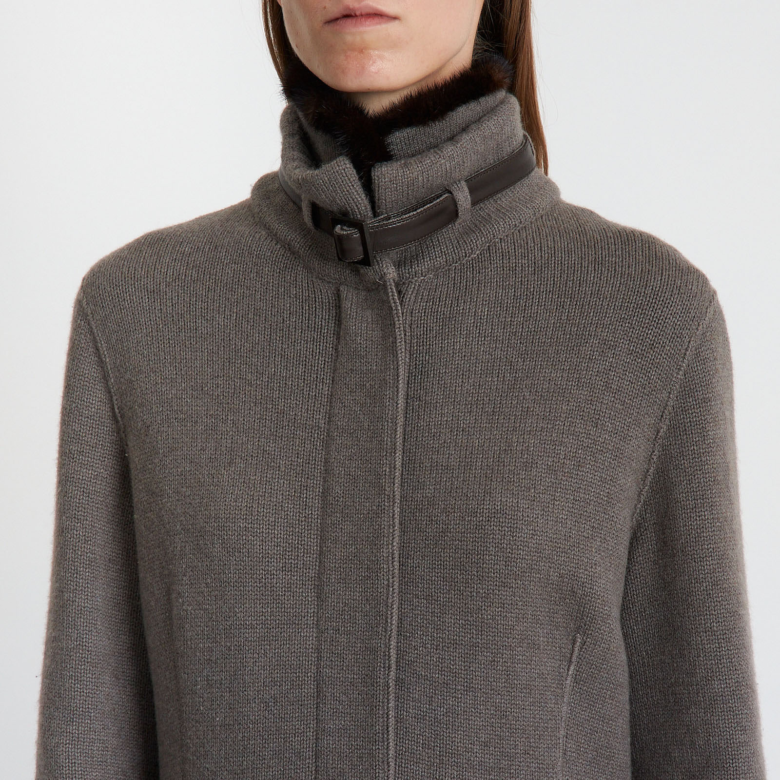 Куртка  серого цвета Loro Piana - фото из каталога магазина брендовой одежды Second Friend Store Куртка Loro Piana - купить оригинал в секонд-хенде SFS - 4