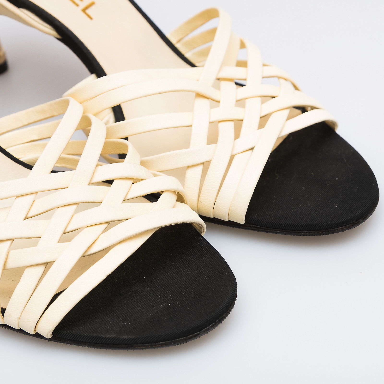 Босоножки белого цвета Chanel - фото из каталога магазина брендовой одежды Second Friend Store Босоножки Chanel - купить оригинал в секонд-хенде SFS - 4