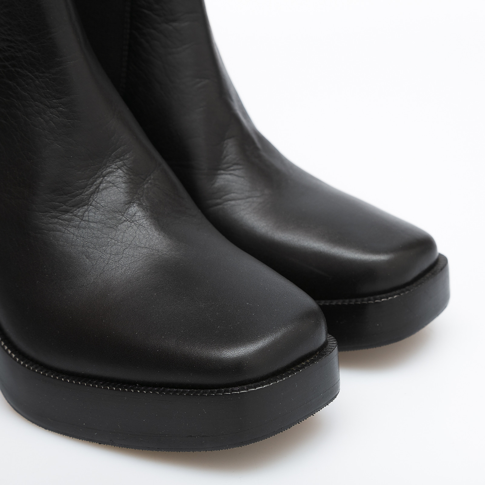 Ботинки черного цвета Balenciaga - фото из каталога магазина брендовой одежды Second Friend Store Ботинки Balenciaga - купить оригинал в секонд-хенде SFS - 4