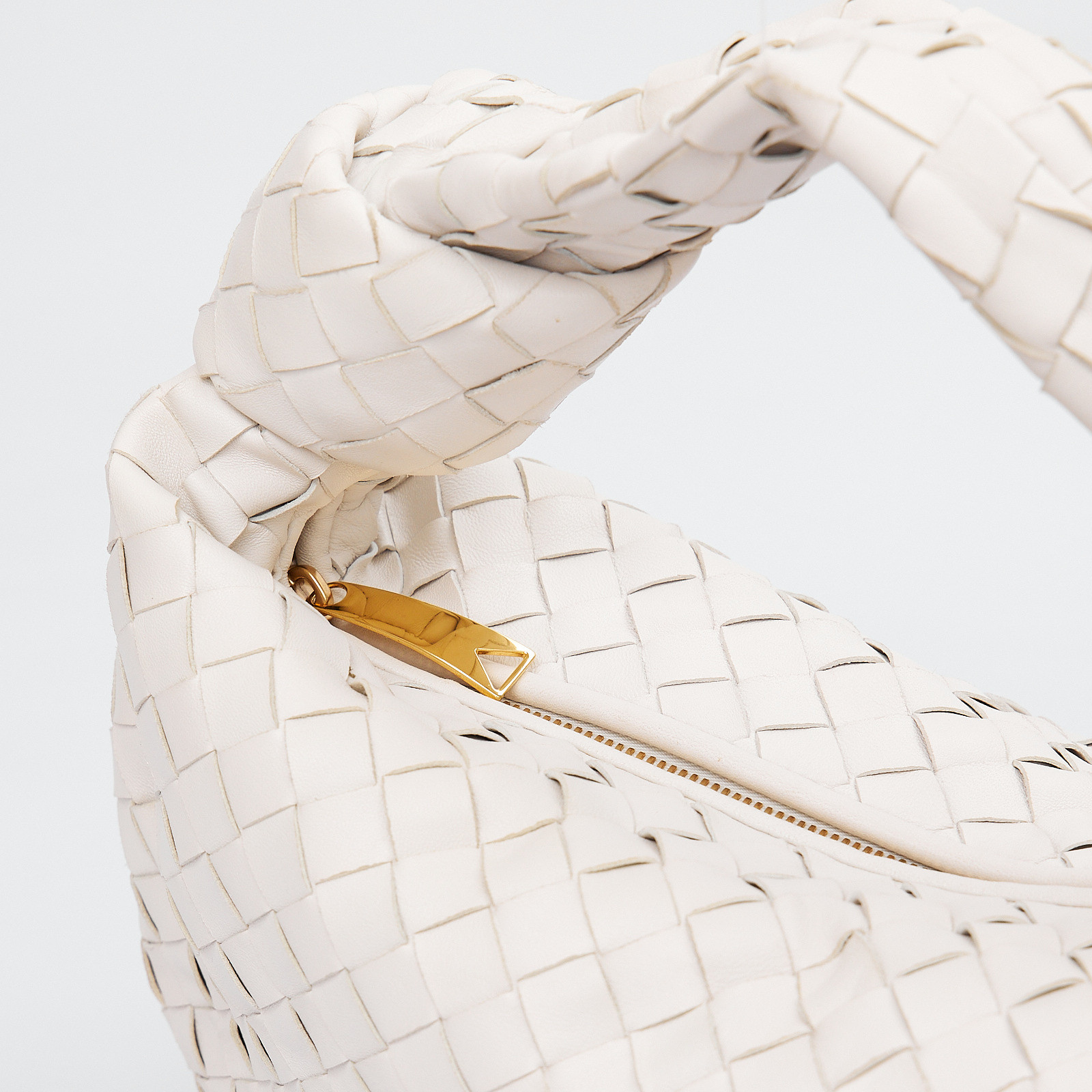 Сумка  белого цвета Bottega Veneta - фото из каталога магазина брендовой одежды Second Friend Store Сумка Bottega Veneta - купить оригинал в секонд-хенде SFS - 5